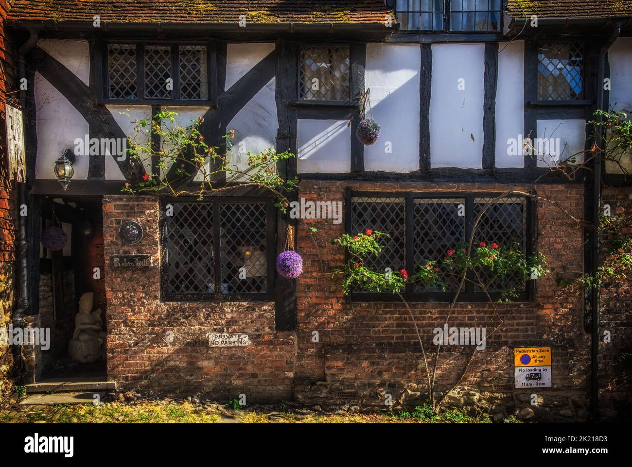 East Sussex, England, Juli 2022, Nahaufnahme eines Tudor-Hauses in der Altstadt Stockfoto