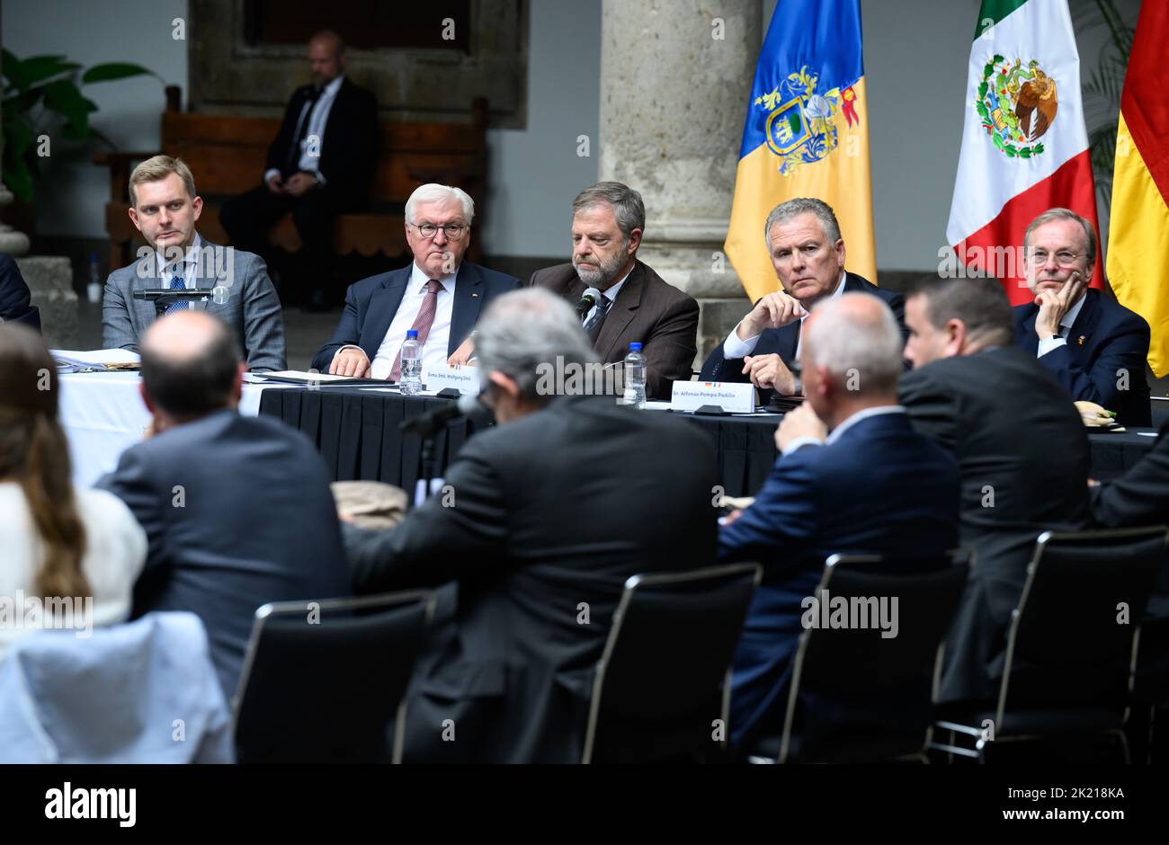 Guadalajara, Mexiko. 21. September 2022. Bundespräsident Frank-Walter Steinmeier (2l) und Wolfgang Silbermann (l), Leiter der Abteilung Außenpolitik im Amt des Bundespräsidenten, Und Wolfgang Dold (3l), Botschafter der Bundesrepublik Deutschland in Mexiko, diskutieren im Palast der Regierung des Staates Jalisco mit deutschen und mexikanischen Experten das Thema Innovation. Präsident Steinmeier und seine Frau sind zu einem zweitägigen Besuch in Mexiko. Quelle: Bernd von Jutrczenka/dpa/Alamy Live News Stockfoto