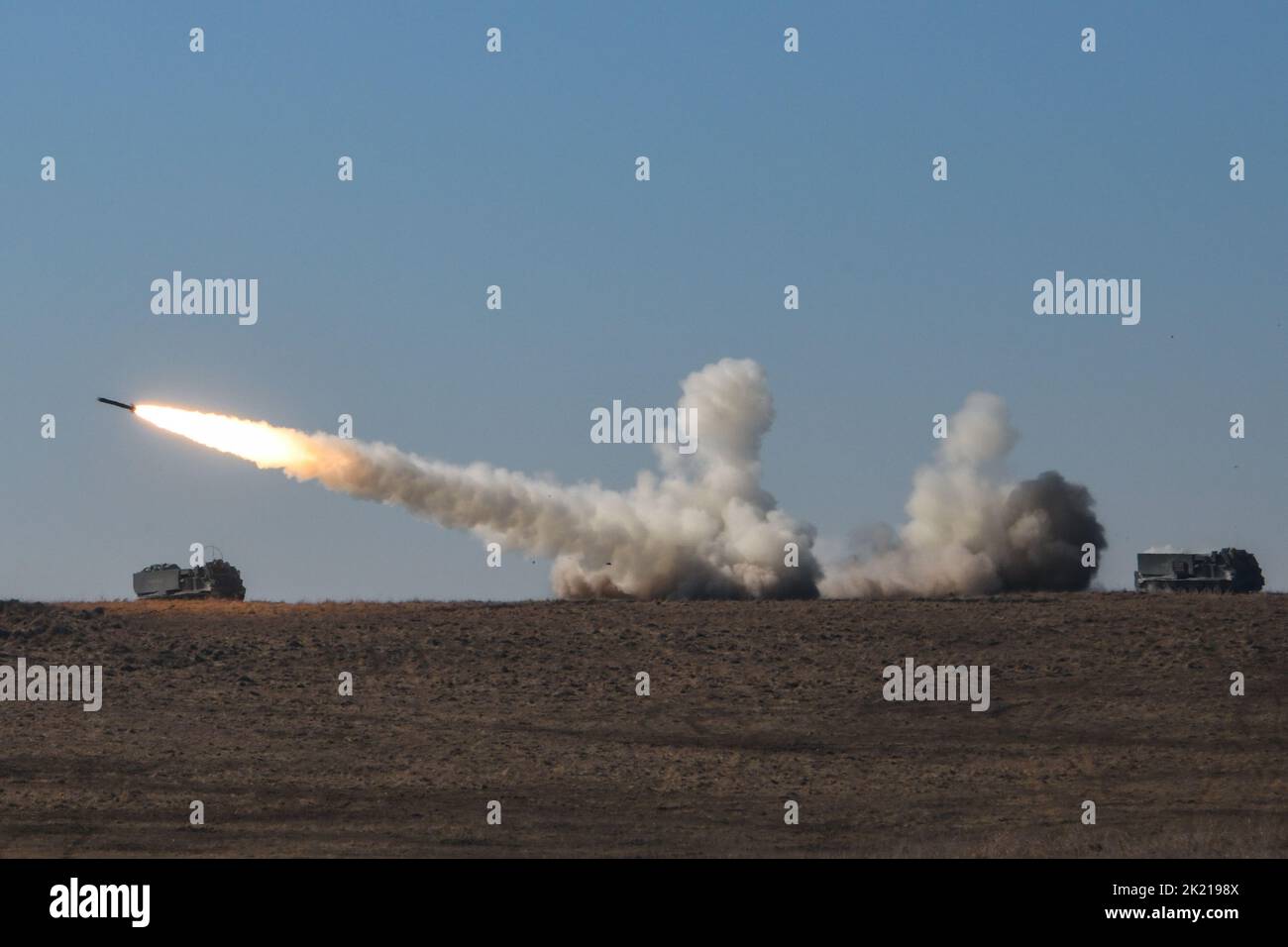 US-Soldaten, die der 41. Field Artillery Brigade zugewiesen wurden, feuern M270 Multiple Launcher Rocket Systems während einer Live-Feuerübung auf dem 7. Army Training Command's Grafenwoehr Training Area, Deutschland, 11. März 2022. (USA Armeefoto von Markus Rauchenberger) Stockfoto