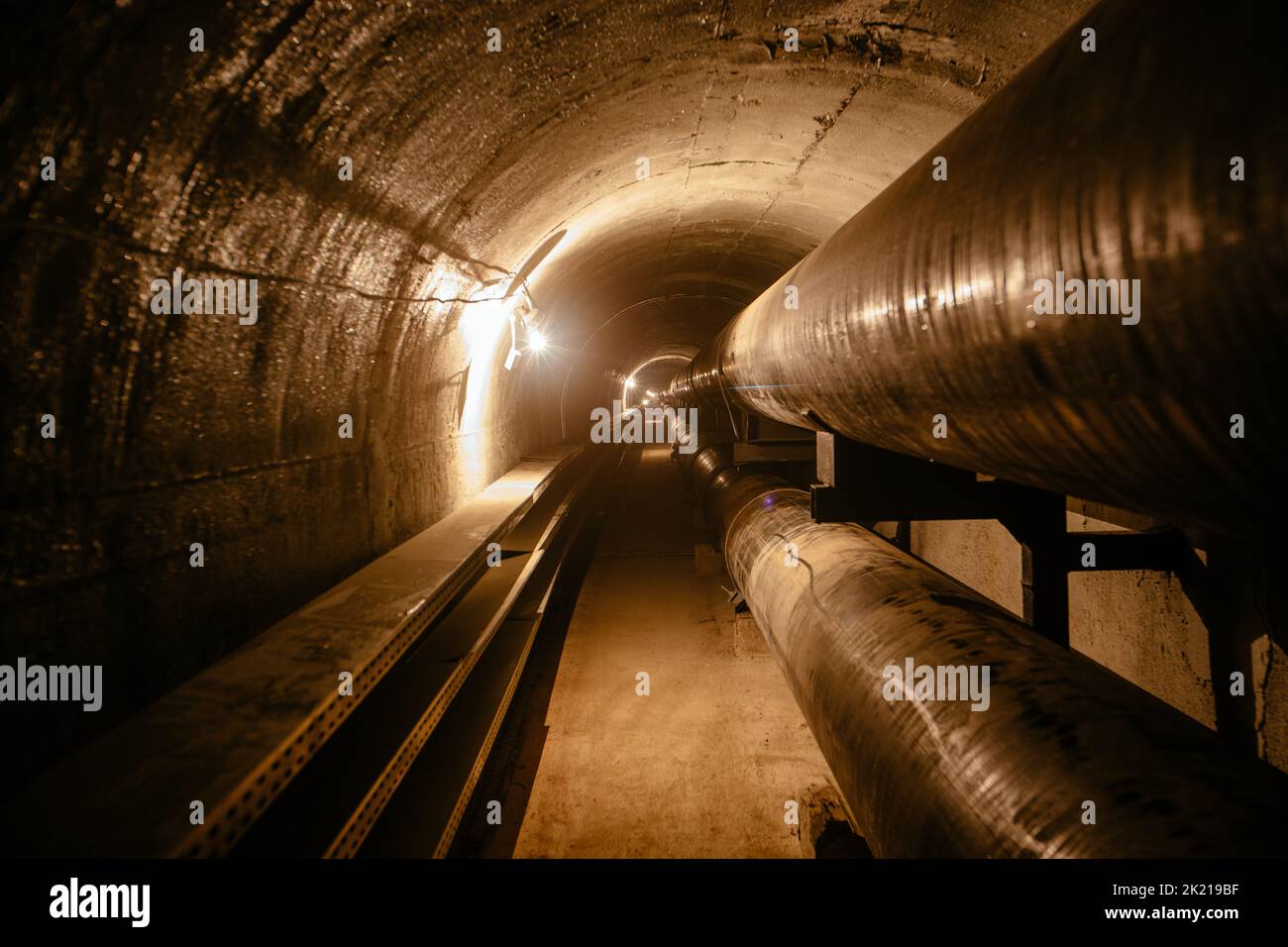 Runder, unterirdischer Betontunnel aus Abwasser, Heizungskanal oder Wasserversorgungssystem Stockfoto