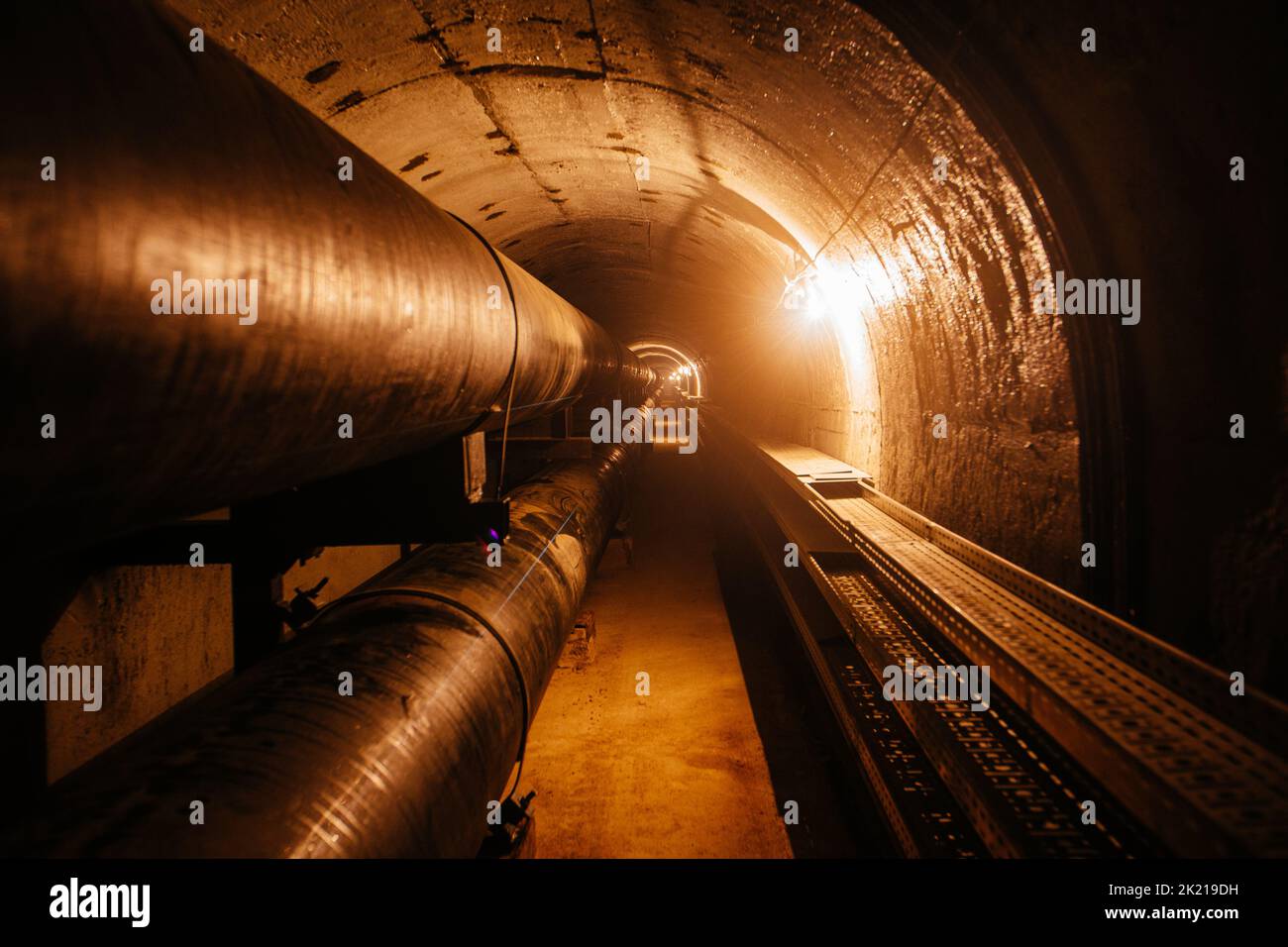 Runder, unterirdischer Betontunnel aus Abwasser, Heizungskanal oder Wasserversorgungssystem Stockfoto