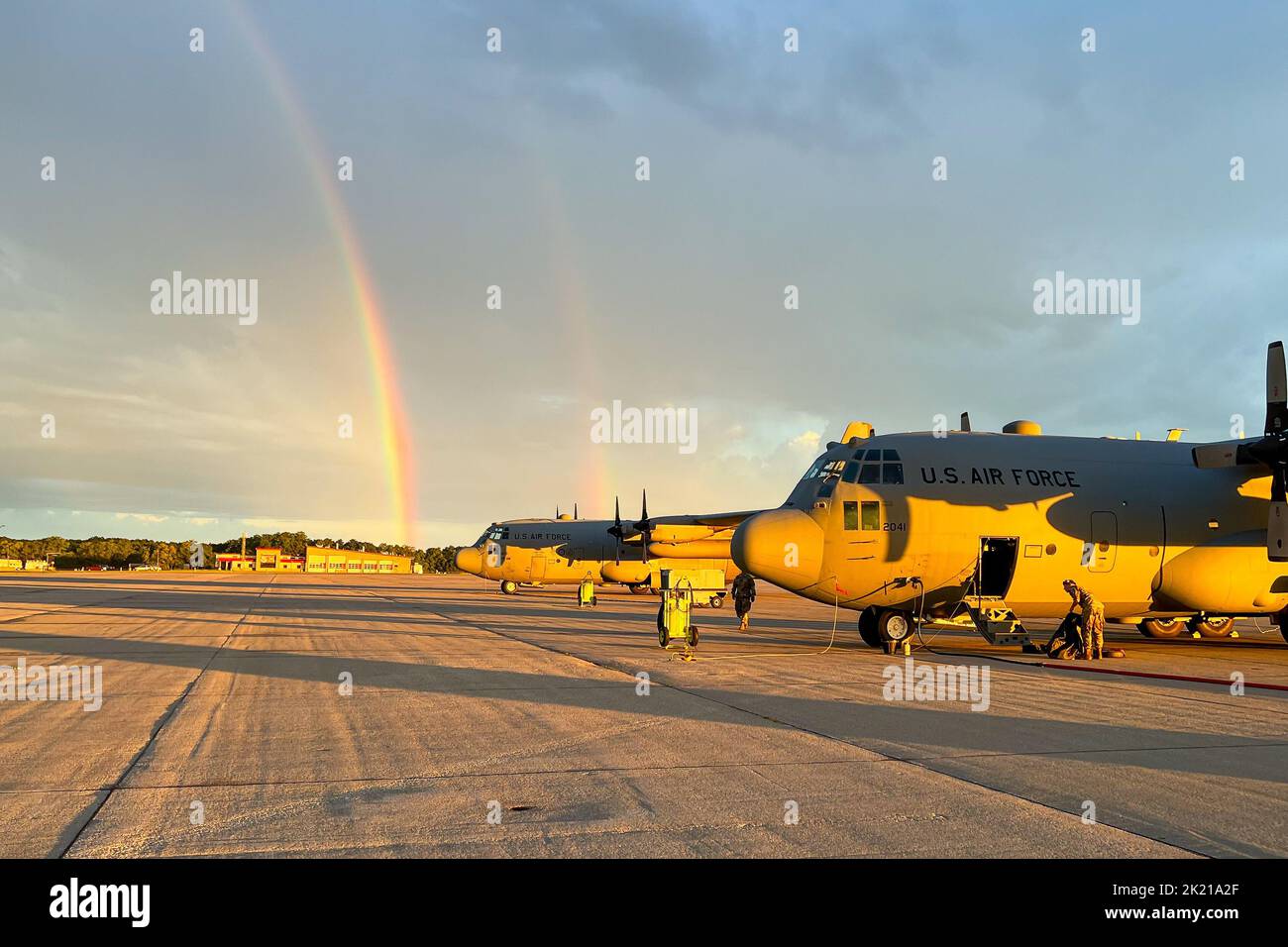 Ein Regenbogen ist im Hintergrund des C-130H Hercules-Flugzeugs am 182. Airlift Wing, Illinois Air National Guard, Aircraft Parking Area in Peoria, Illinois, 21. September 2022, abgebildet. Nach Angaben der National Oceanic and Atmospheric Administration treten Regenbögen auf, wenn Sonnenlicht von der Innenseite von Wassertröpfchen reflektiert wird, was sie in Wellenlängen trennt, die als Farbe erscheinen. (USA Foto der Air National Guard von Meister Sgt. Lealan Buehrer) Stockfoto