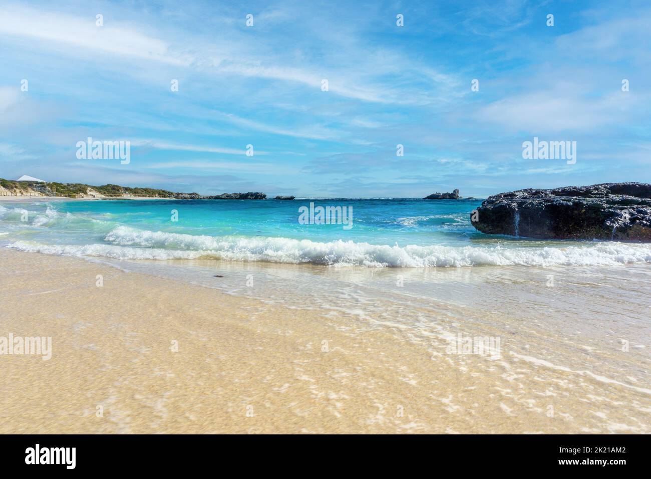 Pinky Beach auf der Insel Rottnest in Perth, Westaustralien, ist eine malerische Bucht und ein beliebtes Urlaubsziel zum Schwimmen und Schnorcheln mit Fantast Stockfoto