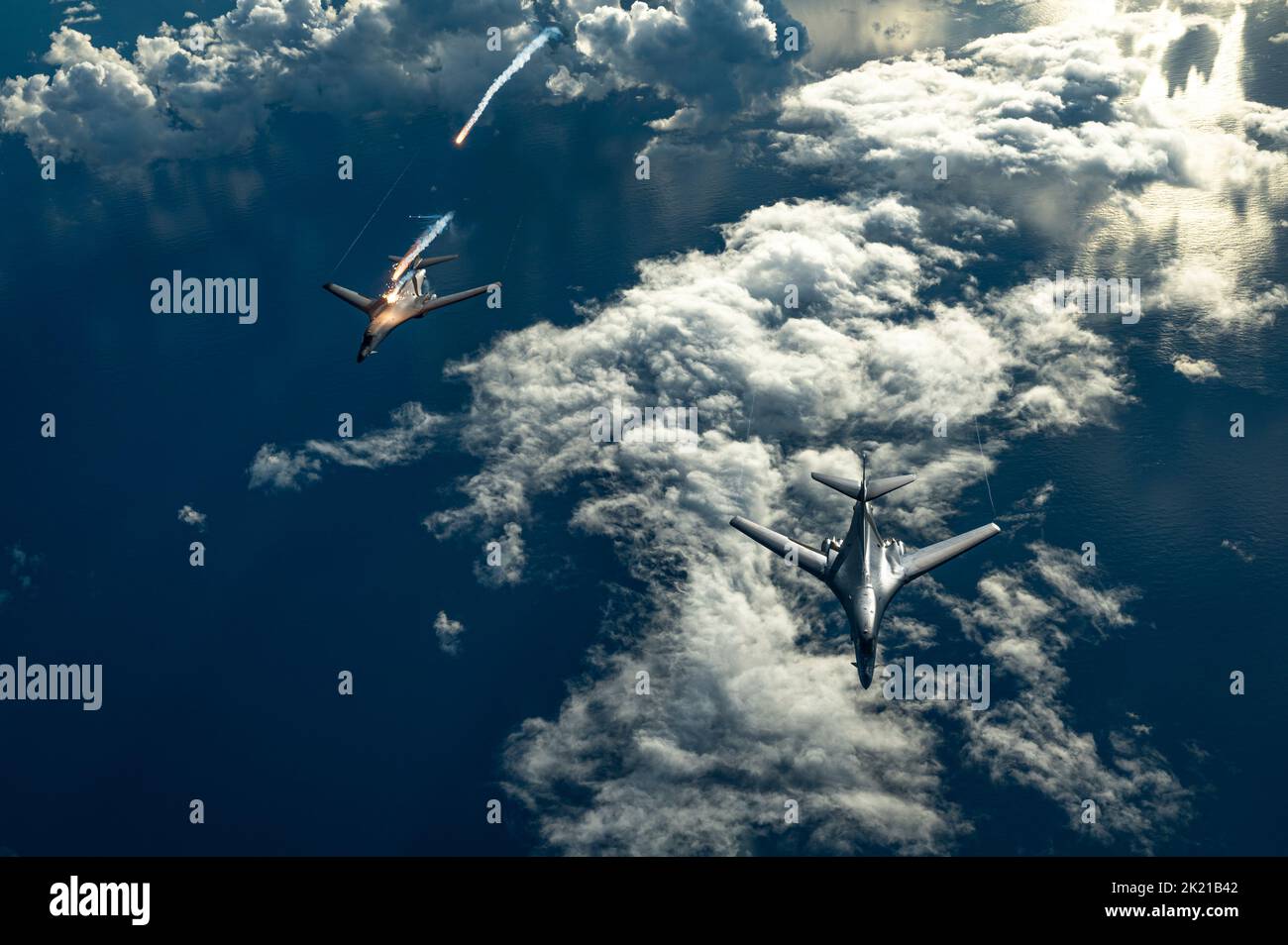 Pazifik, Usa. 20. Juni 2022. Pazifik, Usa. 20. Juni 2022. Zwei strategische Bomberflugzeuge der US Air Force B-1B Lancer, die 34. Expeditionary Bomb Squadron zugewiesen wurden, setzen während einer Bomber Task Force-Mission am 20. Juni 2022 über dem Pazifischen Ozean Flares ein. Stockfoto