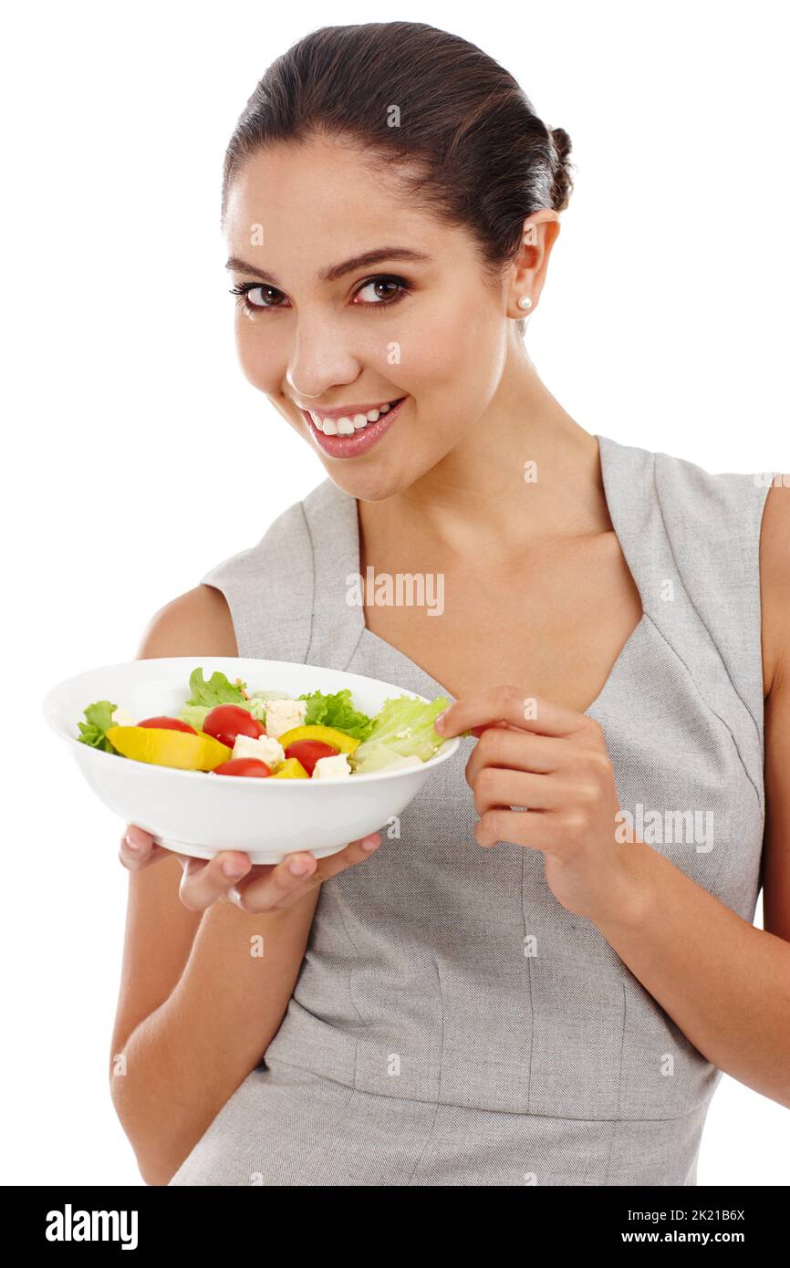 Kein Salatdressing nötig. Studioaufnahme einer attraktiven jungen Frau in eleganter, lässiger Kleidung, isoliert auf Weiß. Stockfoto