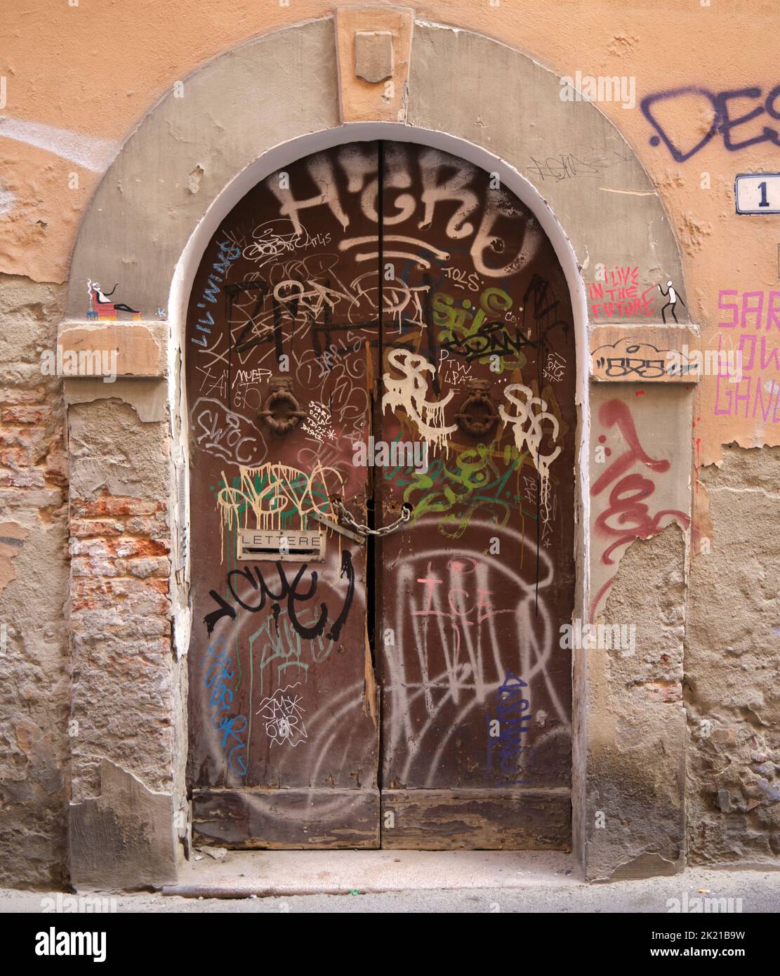 Graffiti Covered Door im Universitätsbezirk Bologna Italien Stockfoto