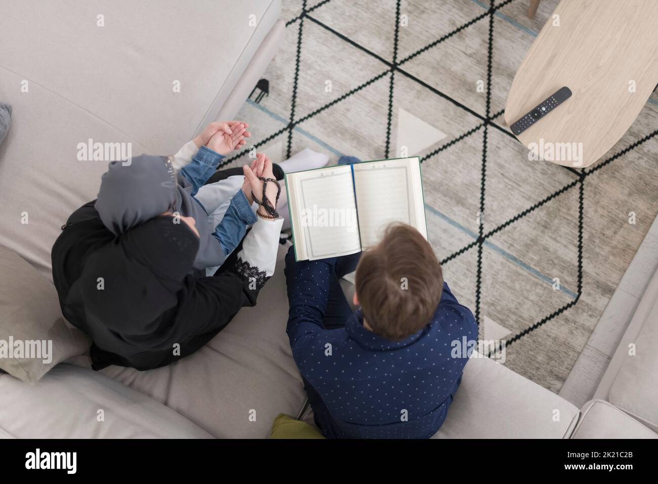 Foto der traditionellen muslimischen Familie mit Kindern, die den Koran