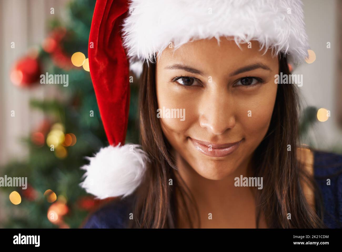 Dies ist ihre Lieblingszeit im Jahr. Nahaufnahme einer schönen Frau mit weihnachtsmann-Hut. Stockfoto