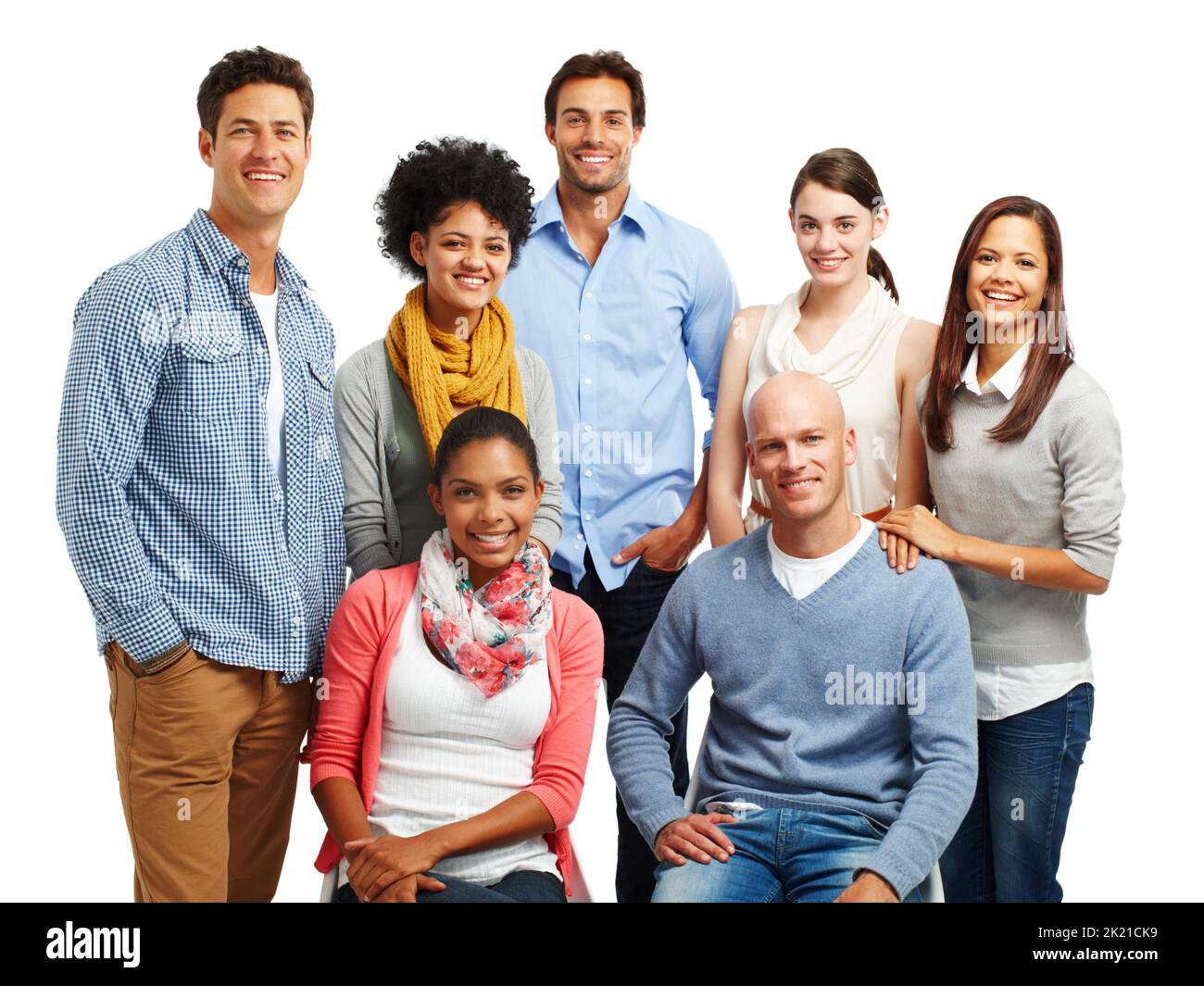 Sie sind ein positiver Haufen. Lächelnde Gruppe von jungen Erwachsenen vor weißem Hintergrund. Stockfoto