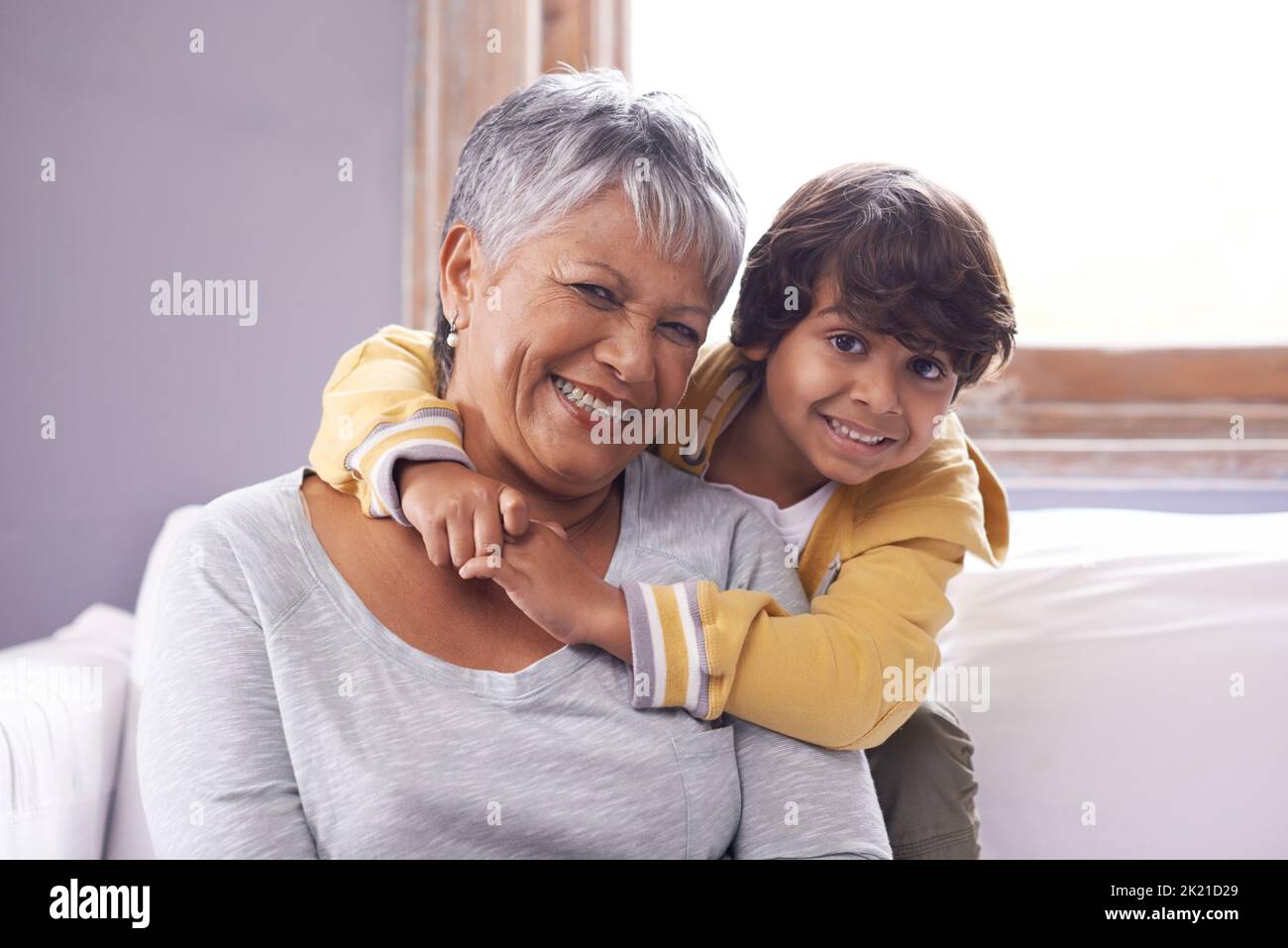 Ich liebe es, wenn er zu Besuch kommt. Porträt einer Oma und eines Enkels zu Hause. Stockfoto
