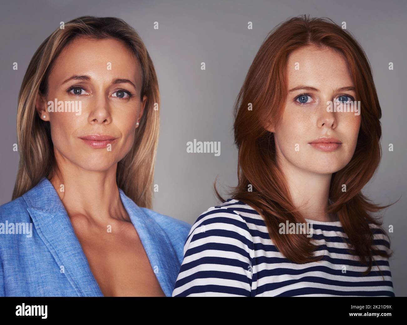 Sie sind ein dynamisches Mutter-Tochter-Duo. Beschnittenes Porträt zweier attraktiver Frauen, die im Studio stehen. Stockfoto