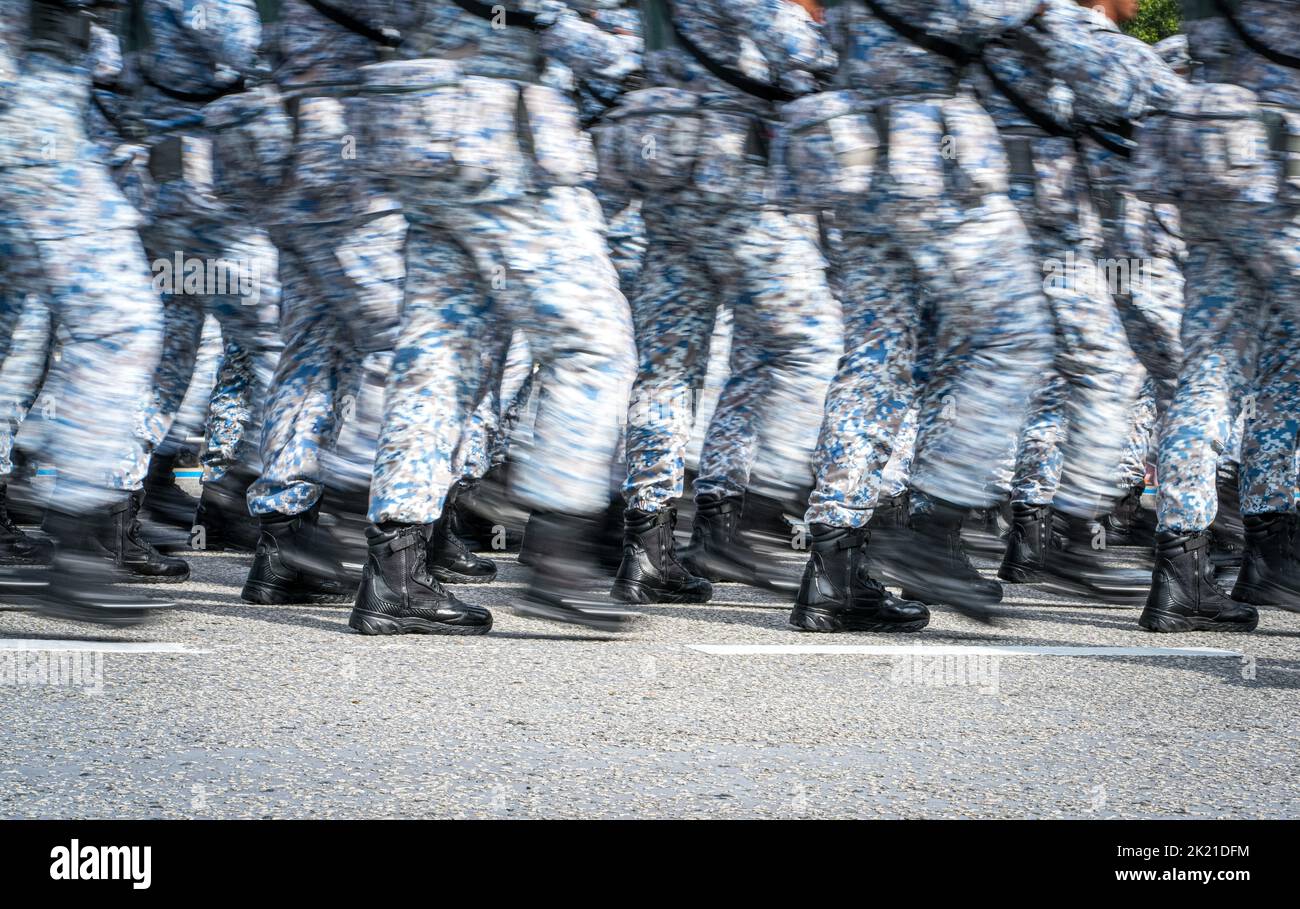 Soldaten marschieren, Slow-Shutter, um Bewegung darzustellen. Stockfoto