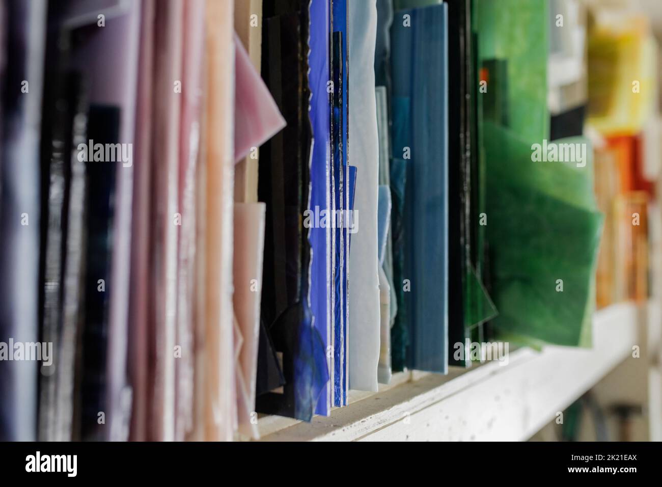 Nahaufnahme von Glasscheiben, die nach Farben im Studio angeordnet sind Stockfoto