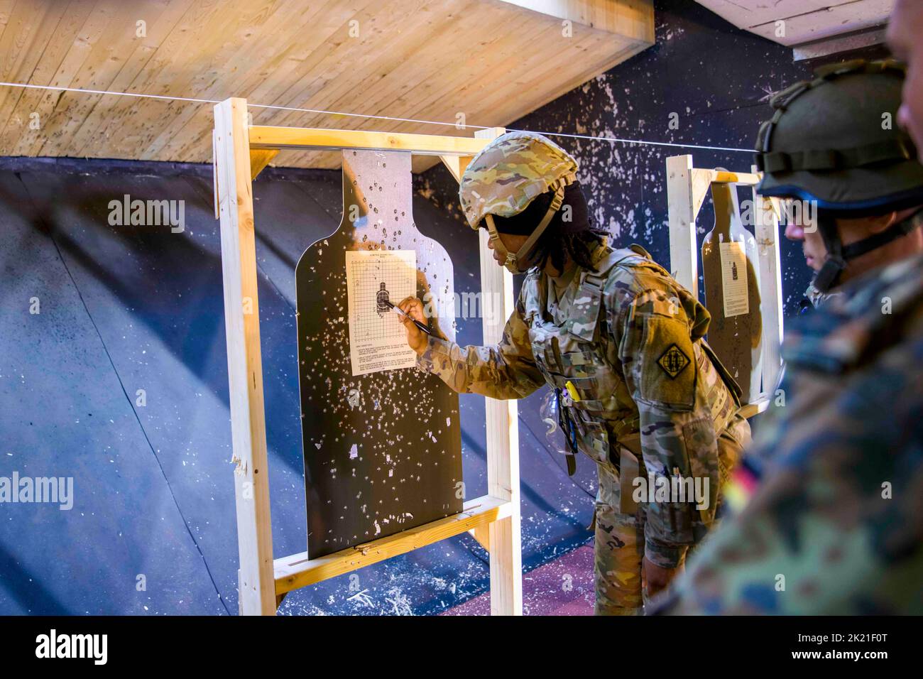 18. August 2022 - ChiÃ¨vres, Hennegau (WAL), Belgien - U.S. Army Sgt. Kennesha Smith, ein Range Safety Officer, mit Hauptquartier und Hauptquartier-Abteilung, 39. Strategisches Signal-Bataillon, überprüft die Gruppe auf dem Flugplatz ChiÃ¨vres, Belgien, im August, auf dem Nullziel eines österreichischen Verbündeten. 18, 2022. Kredit: U.S. Army/ZUMA Press Wire Service/ZUMAPRESS.com/Alamy Live Nachrichten Stockfoto