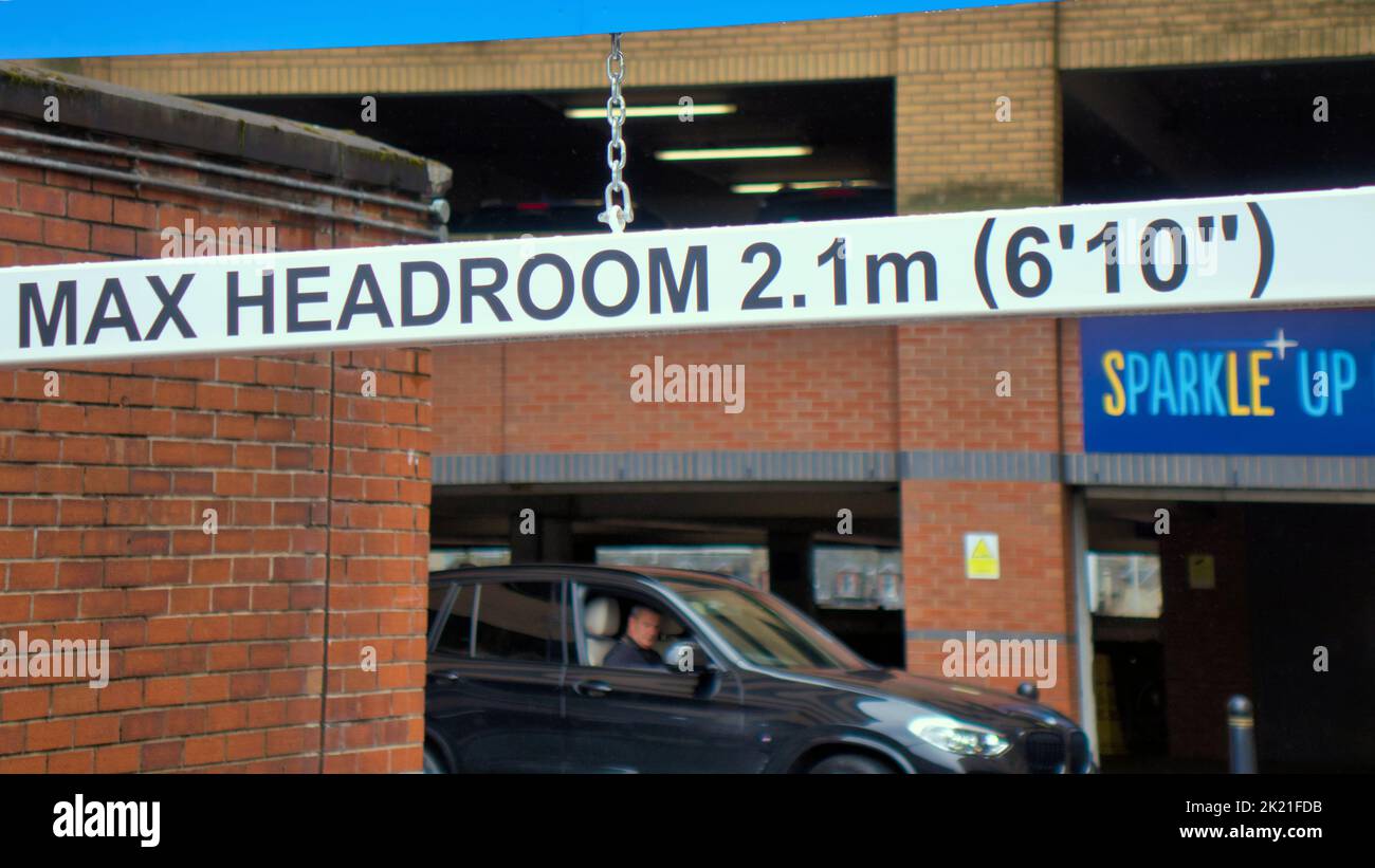 Parkplatz max. Kopffreiheit 2,1 Meter 6 Fuß 10 Zoll Glasgow, Schottland, Großbritannien Stockfoto
