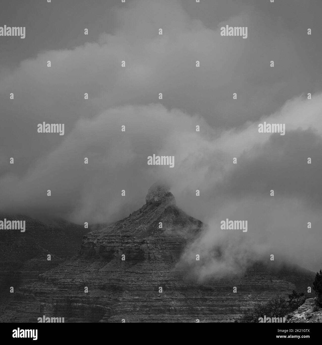 Während des Wintersturms wehen Wolken über der Pyramide im Grand Canyon National Park Stockfoto