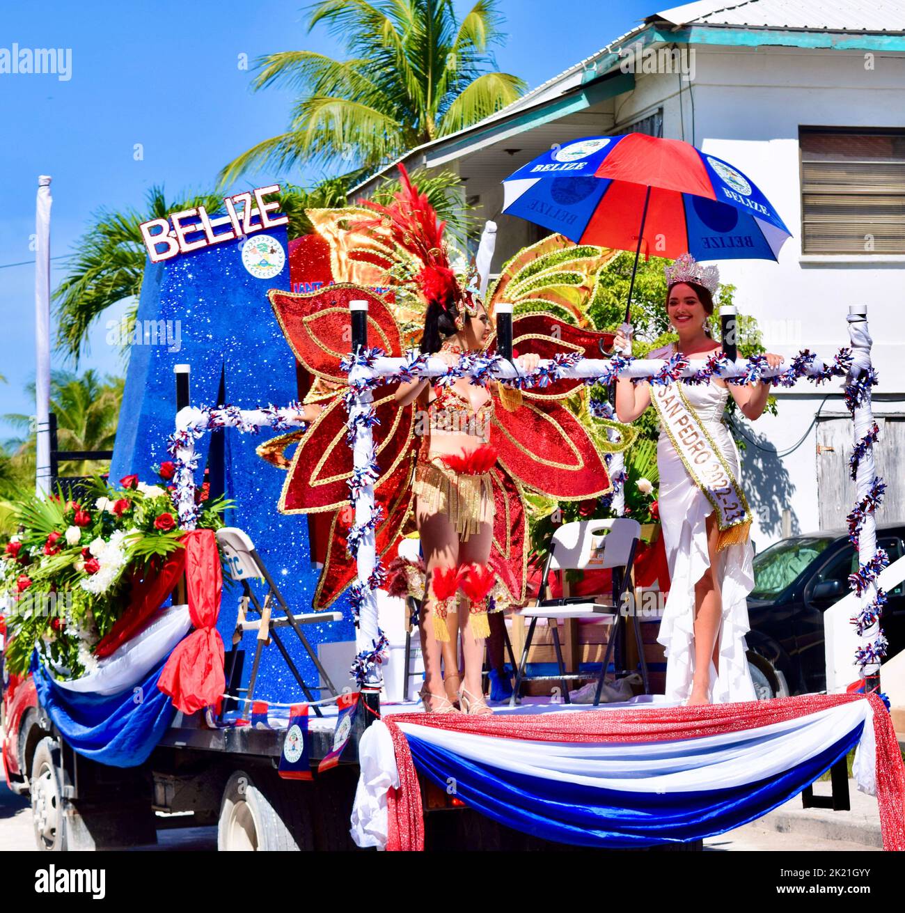 Die Miss San Pedro 2022 schwebt in der San Pedro, Belize, Karneval 2022