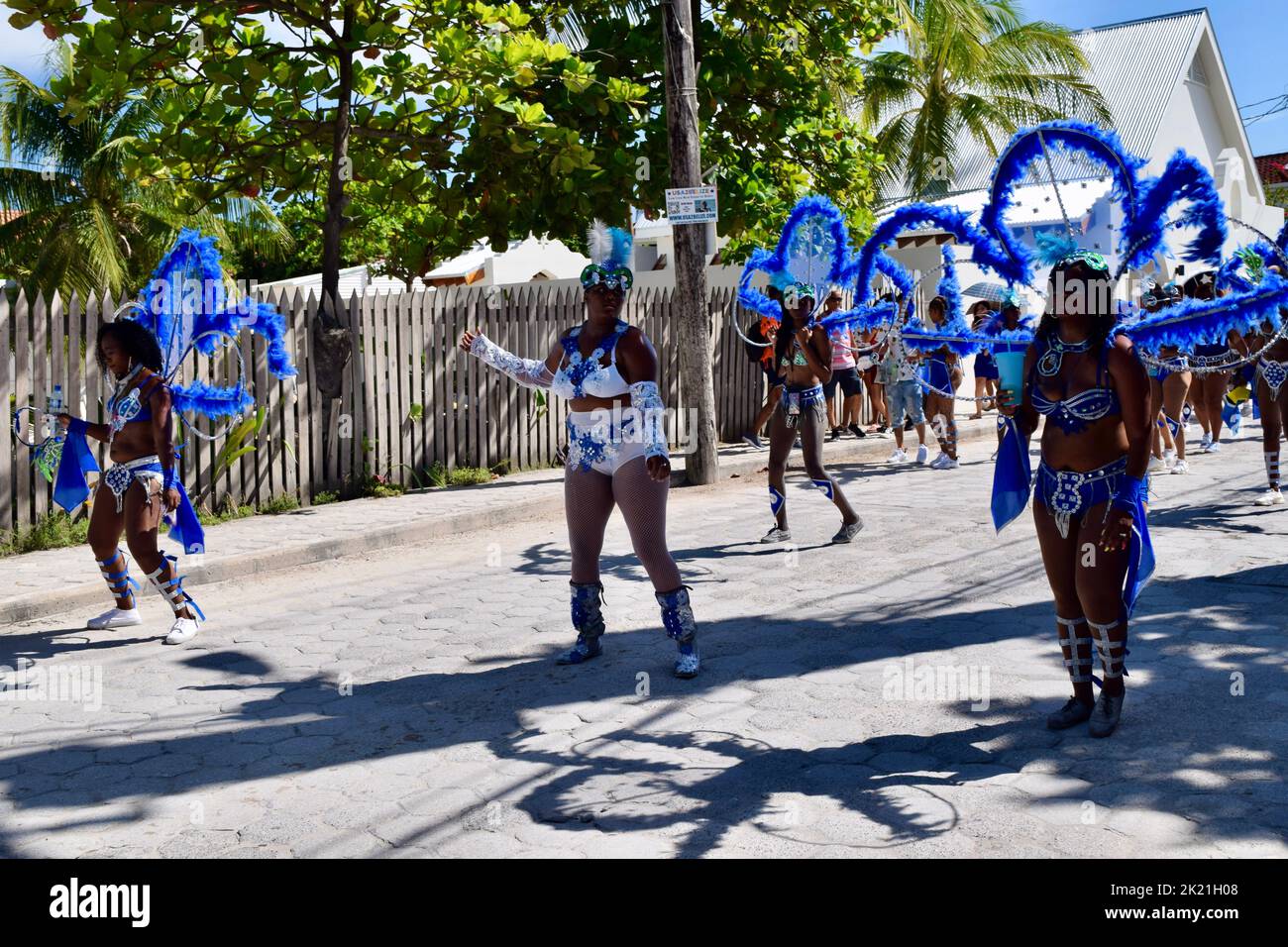 Weibliche belizische Tänzerinnen, in blauweißen Kostümen, tanzen in