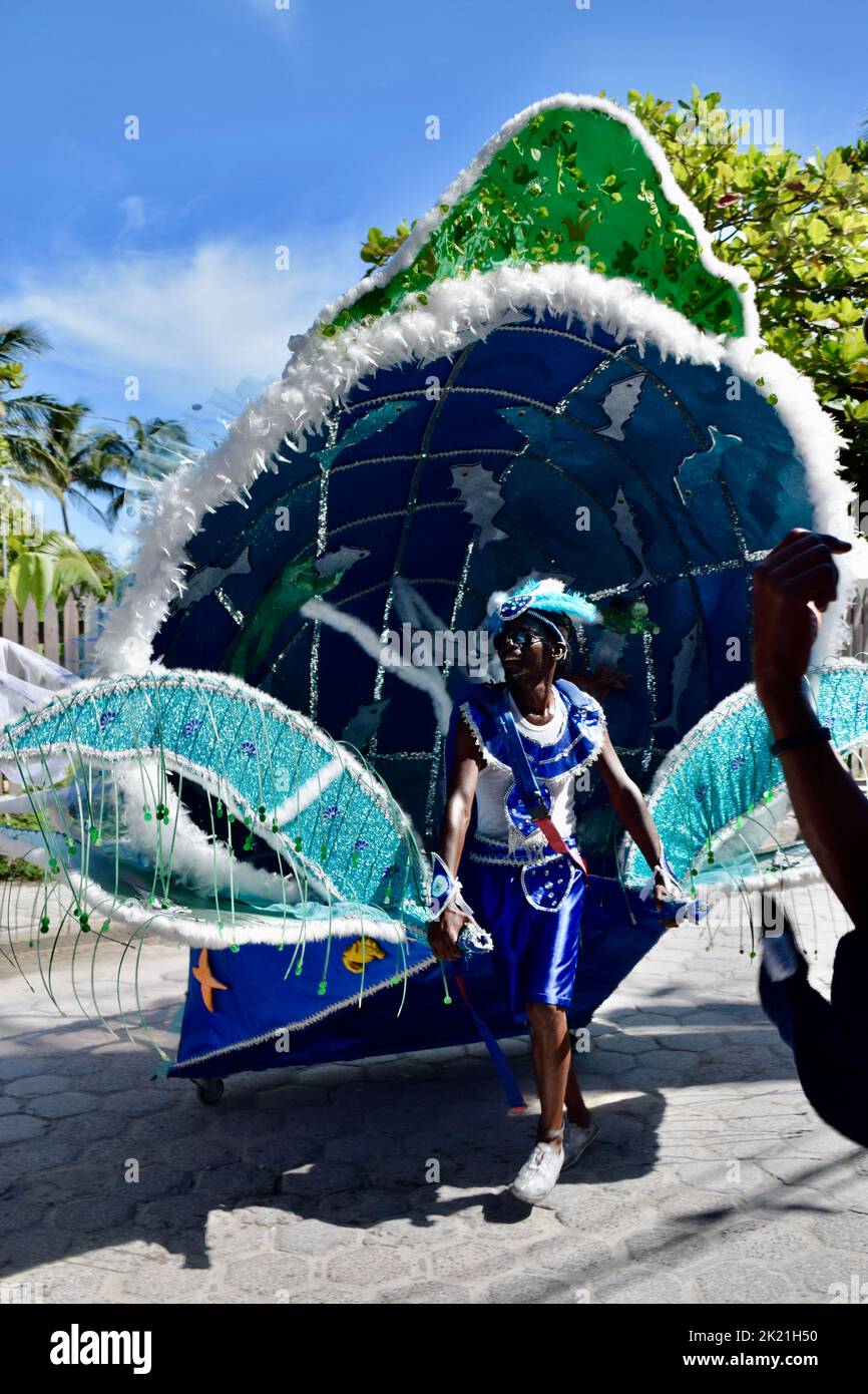 Ein männlicher, belizischer Tänzer in einem aufwendigen Unterwasser-Kostüm, der im San Pedro, Belize, Karneval 2022, vorführt. Stockfoto