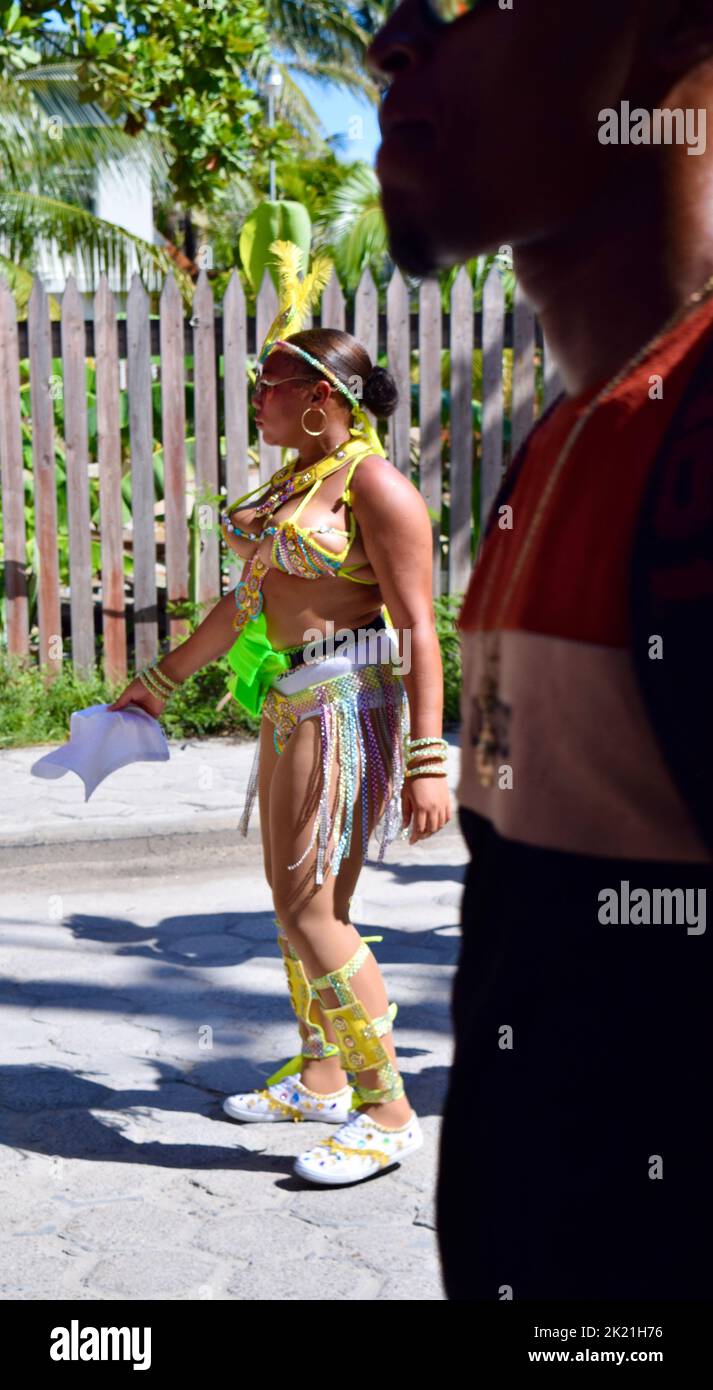Eine belizische Frau in einem gelben Kostüm, tanzend in der San Pedro, Belize, Karneval 2022 Parade. Stockfoto