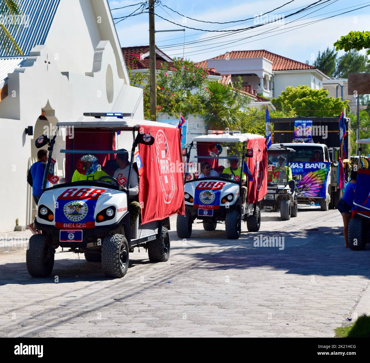 Der Air Evac Emergency Response (RRR) schwebt während der Parade zum Karneval 2022 in San Pedro, Belize. Stockfoto