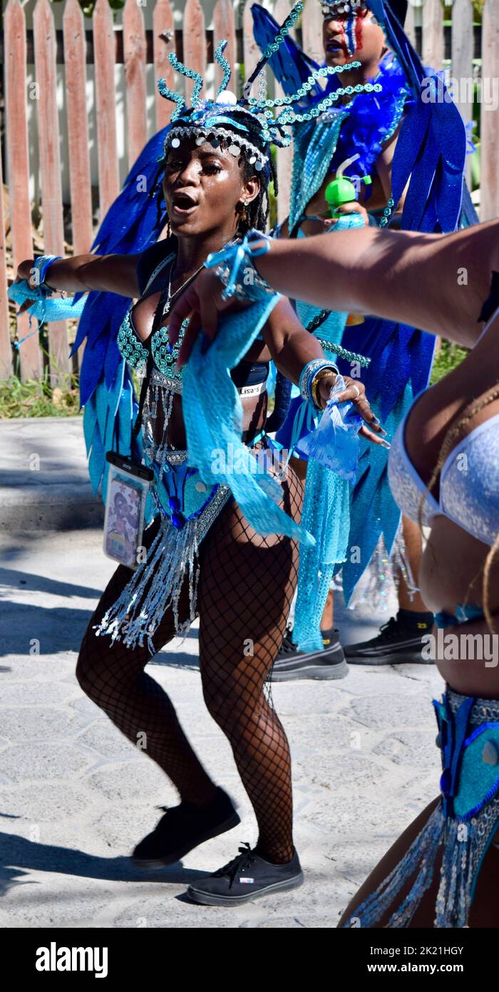 Eine belizische Frau, die tanzt und Spaß hat in der Parade von San Pedro, Belize, Karneval 2022. Sie ist in ein glänzendes, blaues, geflügeltes Kostüm gekleidet. Stockfoto