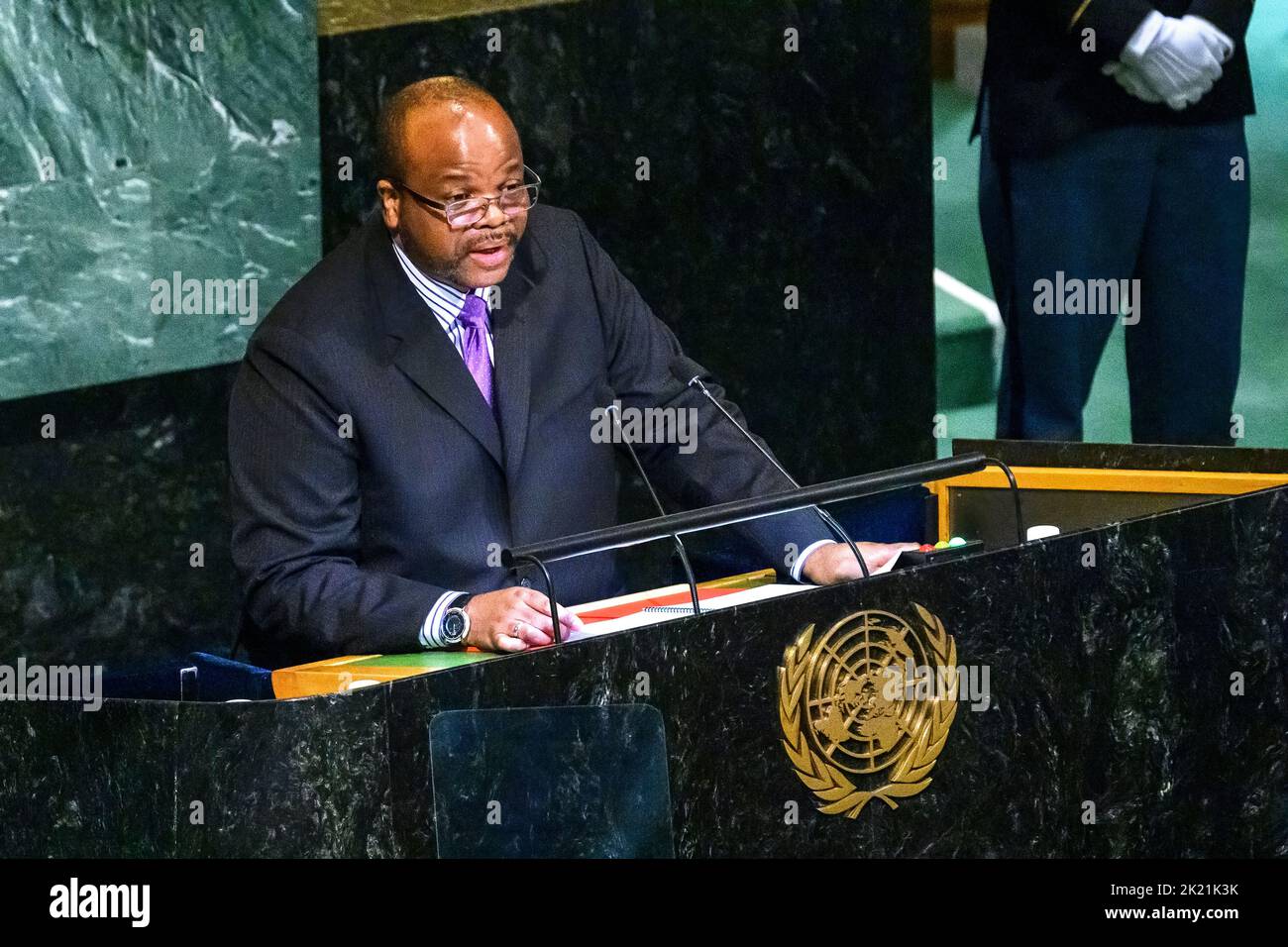 New York, USA. 21. September 2022. König Mswati III., Staatsoberhaupt des Königreichs Eswatini, spricht zur Generaldebatte der Generalversammlung der Vereinten Nationen von 77.. Kredit: Enrique Shore/Alamy Live Nachrichten Stockfoto
