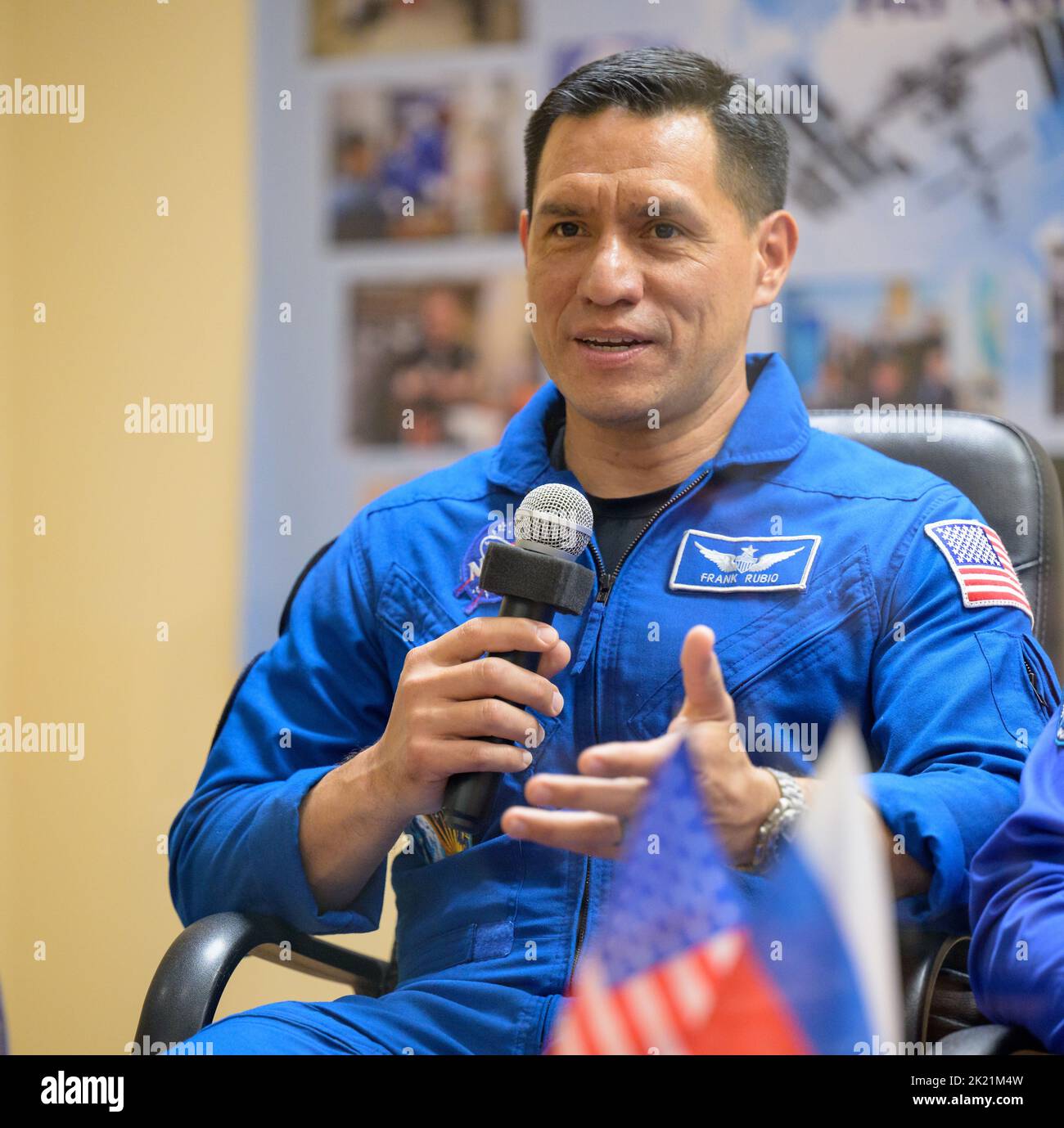 Expedition 68 der Astronaut Frank Rubio von der NASA wird während einer Pressekonferenz am Dienstag, den 20. September 2022, im Kosmonauten-Hotel in Baikonur, Kasachstan, in Quarantäne, hinter Glas gesehen. Rubio und die Kosmonauten Sergey Prokopyev und Dmitri Petelin von Roskosmos werden am 21. September 2022 an Bord der Sojus MS-22-Sonde zur Internationalen Raumstation starten.obligatorische Gutschrift: Bill Ingalls/NASA über CNP /MediaPunch Stockfoto