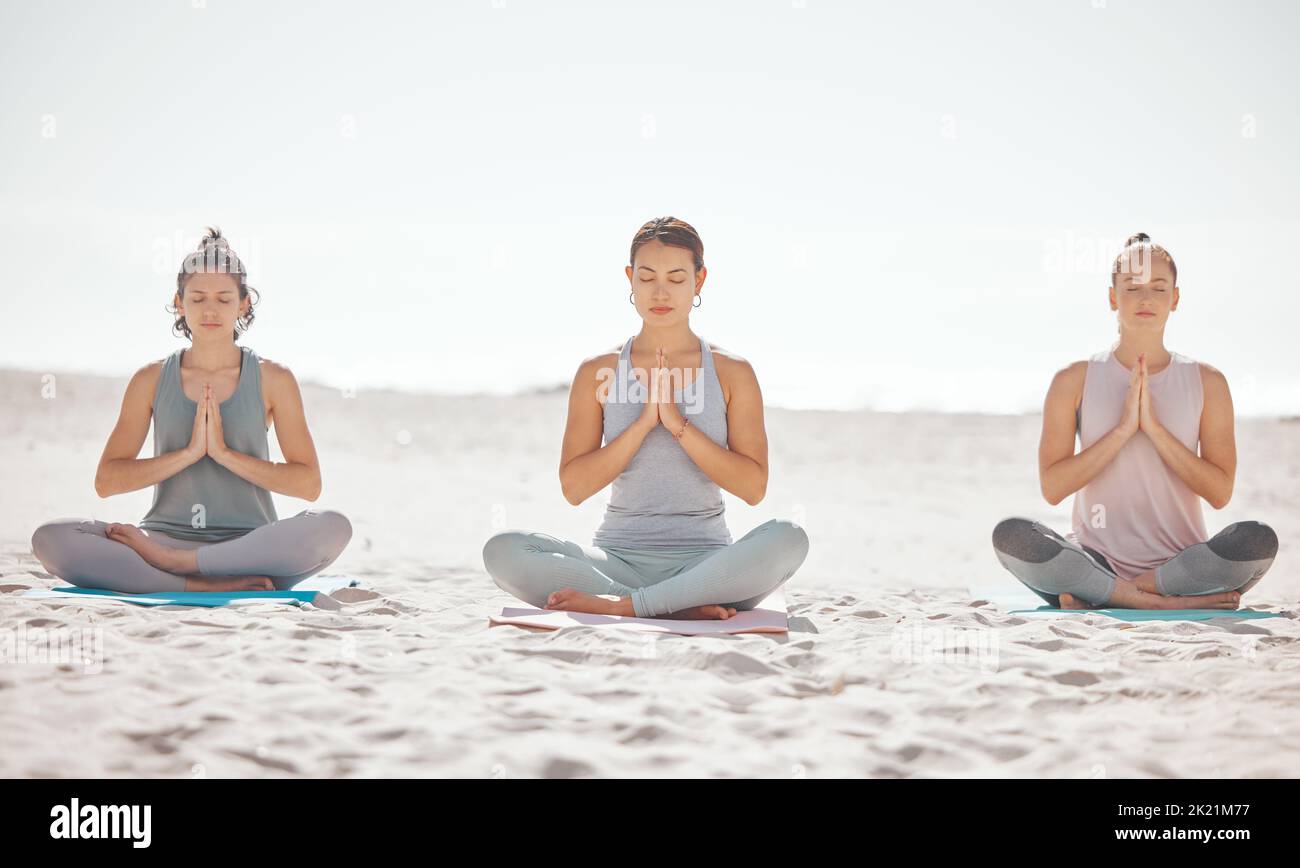 Strandmeditation, Frauen oder Zen-Freunde in psychischer Gesundheit Wellness-Übung, Pilates-Training oder Geist reiki Energie Yoga. Entspannen Sie sich, namaste Gebetshände oder Stockfoto