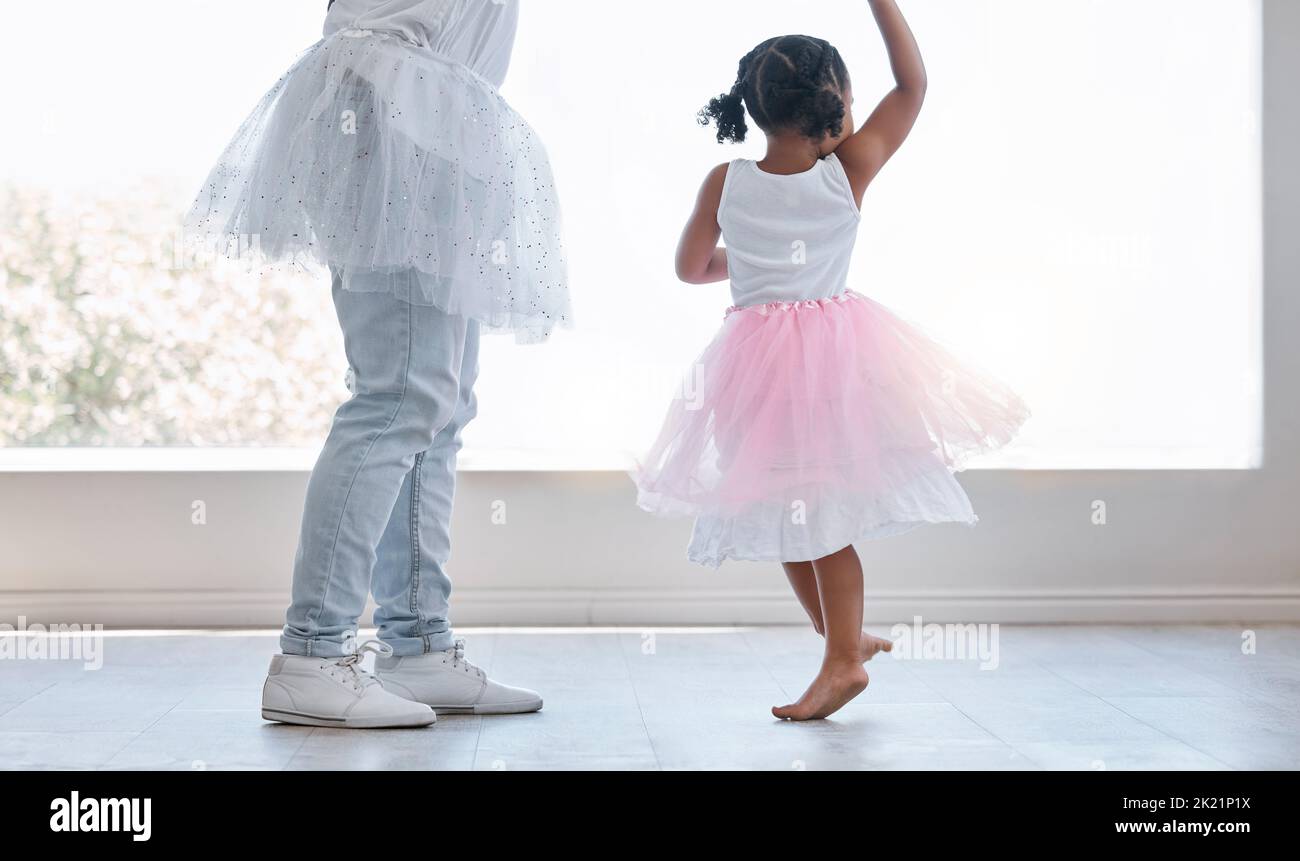 Tanz und Liebe mit Vater und Tochter Familie zusammen in einem Prinzessin Kleid für Unterstützung, Kindheit und Glück. Pflege, Spaß und Lifestyle mit Papa Stockfoto