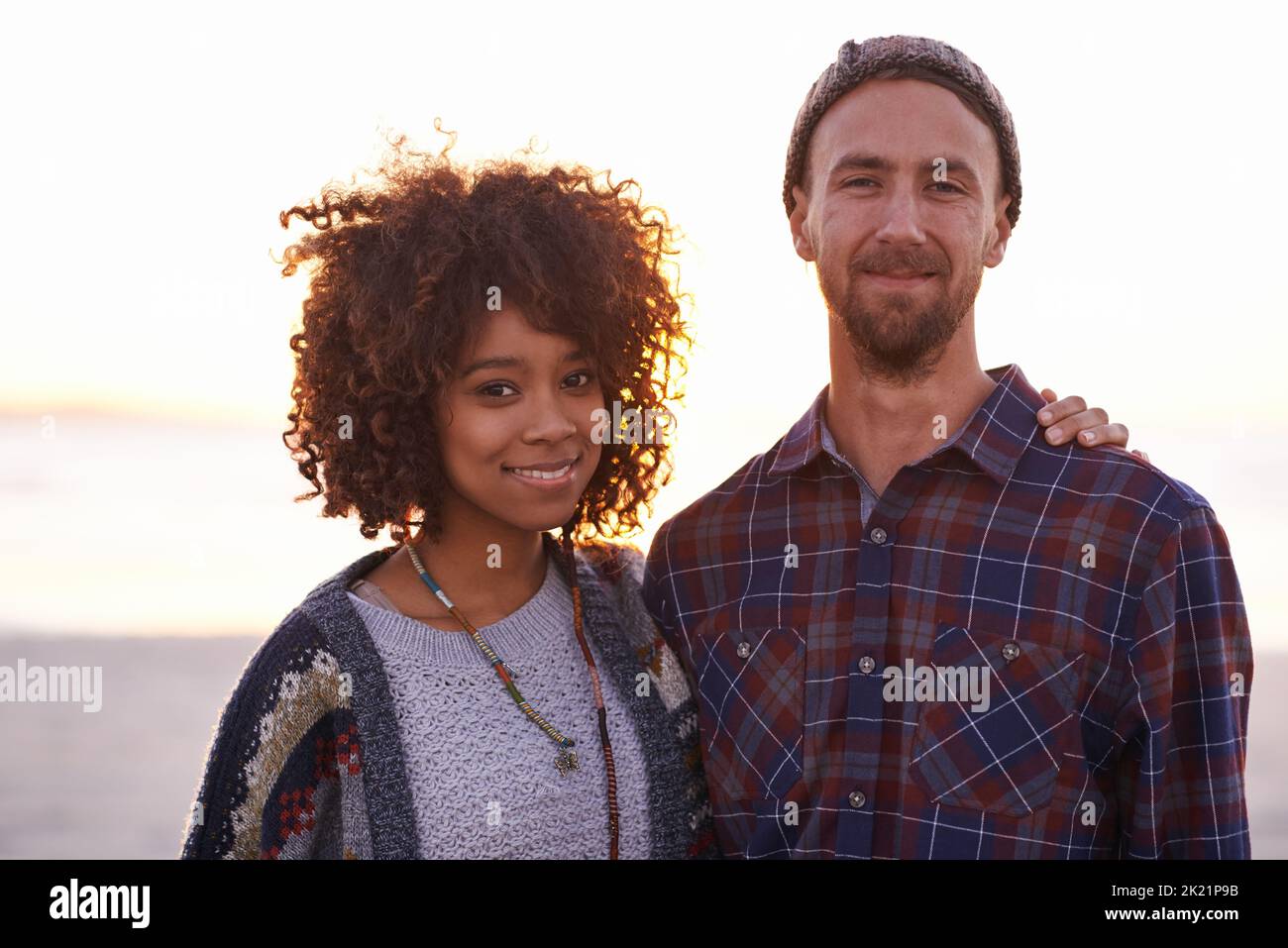 Das perfekte Paar. Ein junges Paar genießt einen Spaziergang am Strand. Stockfoto