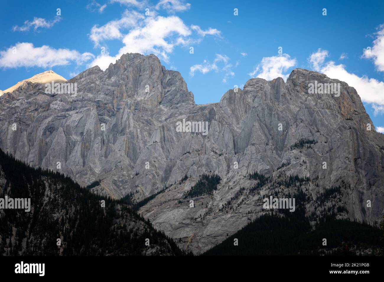 Imposante Berge vor blauem Himmel Stockfoto