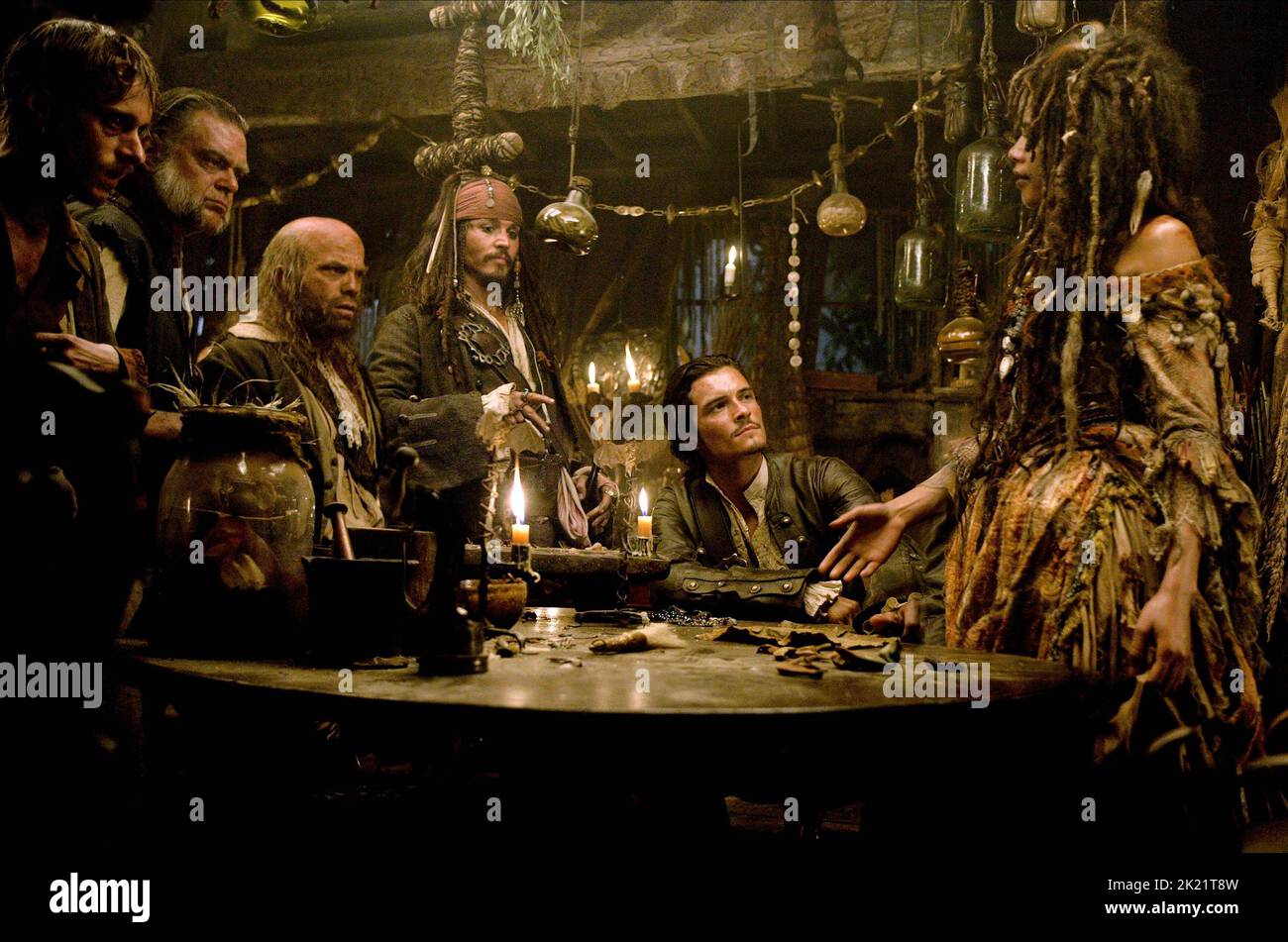 MACKENZIE CROOK, KEVIN R. MCNALLY, LEE ARENBERG, Johnny Depp, Orlando Bloom, Naomie Harris, PIRATEN DER KARIBISCHEN MEERE: Dead Man's Chest, 2006 Stockfoto