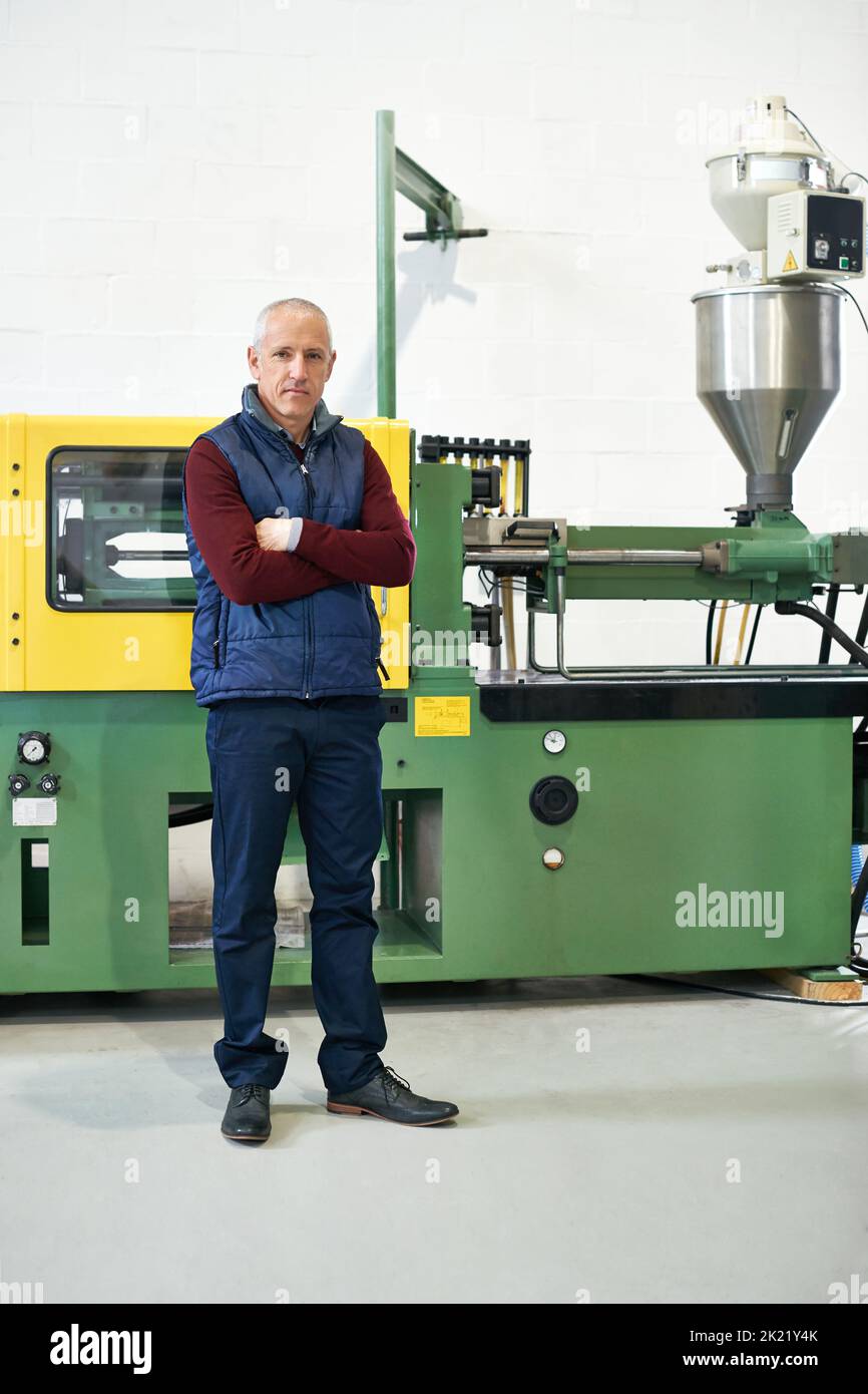 Ich Laufe diese Fabrik Etage. Ein reifer Mann und Fabrikmaschinen. Stockfoto