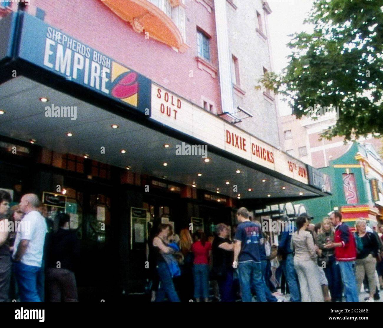 FANS WARTEN VOR DEM SHEPHERDS BUSH EMPIRE AUF DAS DIXIE CHICKS KONZERT, DIXIE CHICKS: SHUT UP AND SING, 2006 Stockfoto
