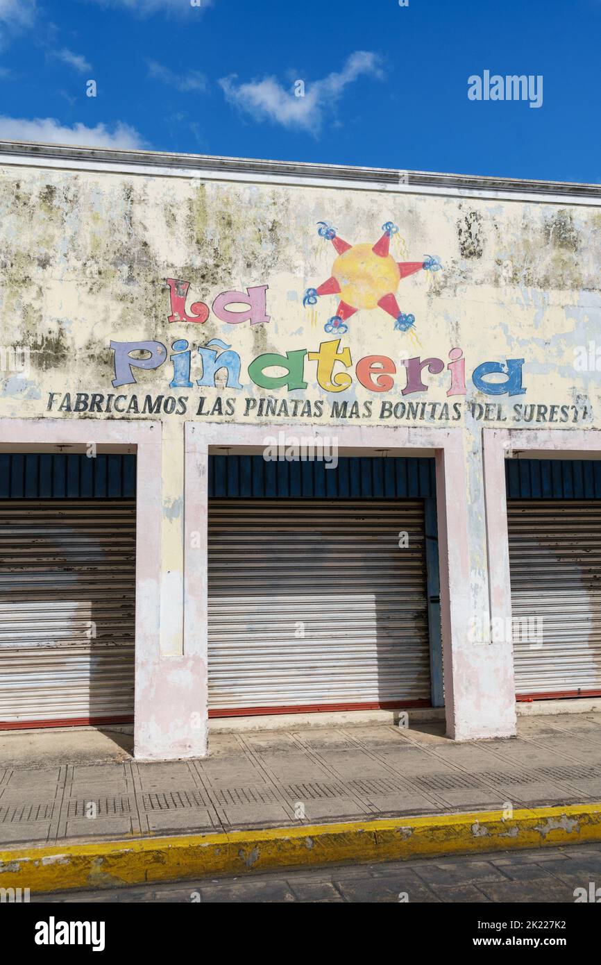 Der Pinata-Laden wurde in Merida, Mexiko, mit einer verblassten Fassade geschlossen Stockfoto