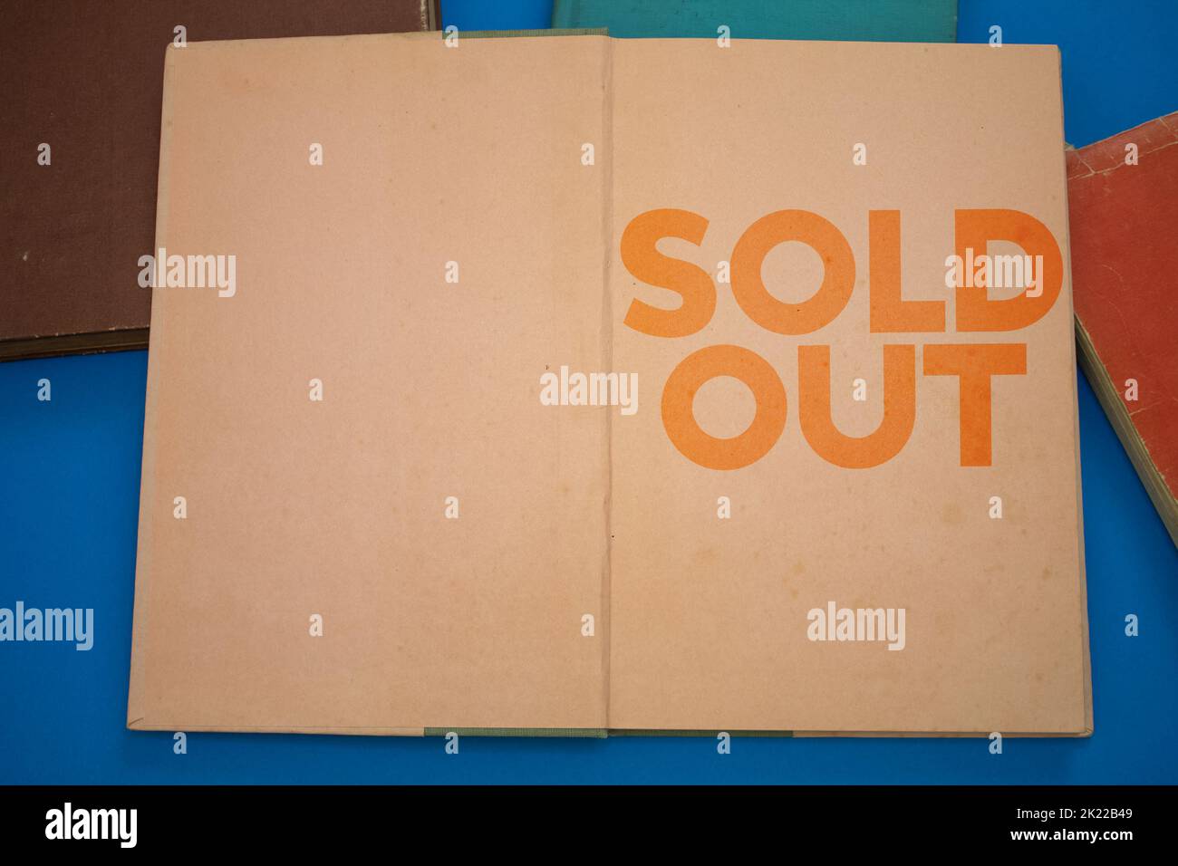 Ausverkauftes Wort in geöffnetem Buch mit vintage, natürlichen Mustern alten antiken Papier-Design. Stockfoto