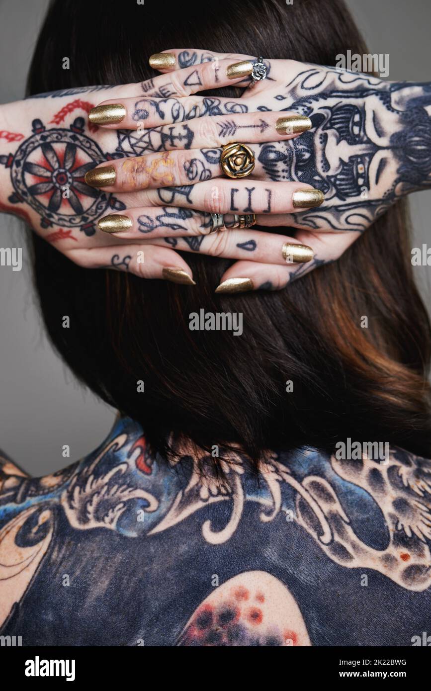 In Kreativität gecovered. Ein kurzer Schuss einer tätowierten jungen Frau. Stockfoto