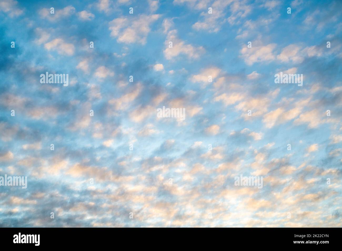 Wolken bei Sonnenaufgang in der englischen Landschaft. GROSSBRITANNIEN Stockfoto