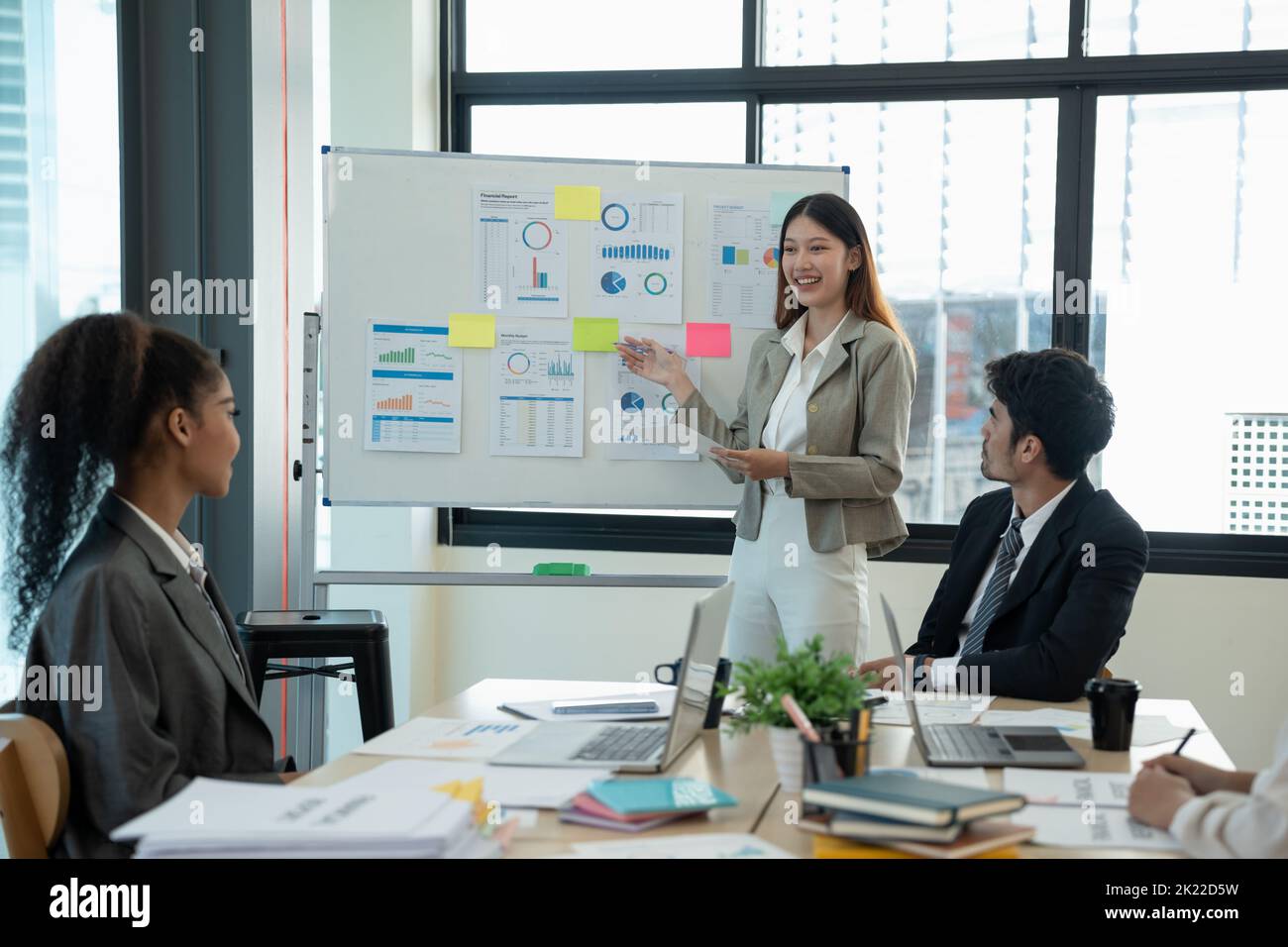 Startup Diversity Teamwork Brainstorming Meeting Konzept. Mitarbeiter Des Geschäftsteams Analysieren Den Laptop Des Finanzberichts. Mitarbeiter, Die Den Startprozess Bearbeiten Stockfoto