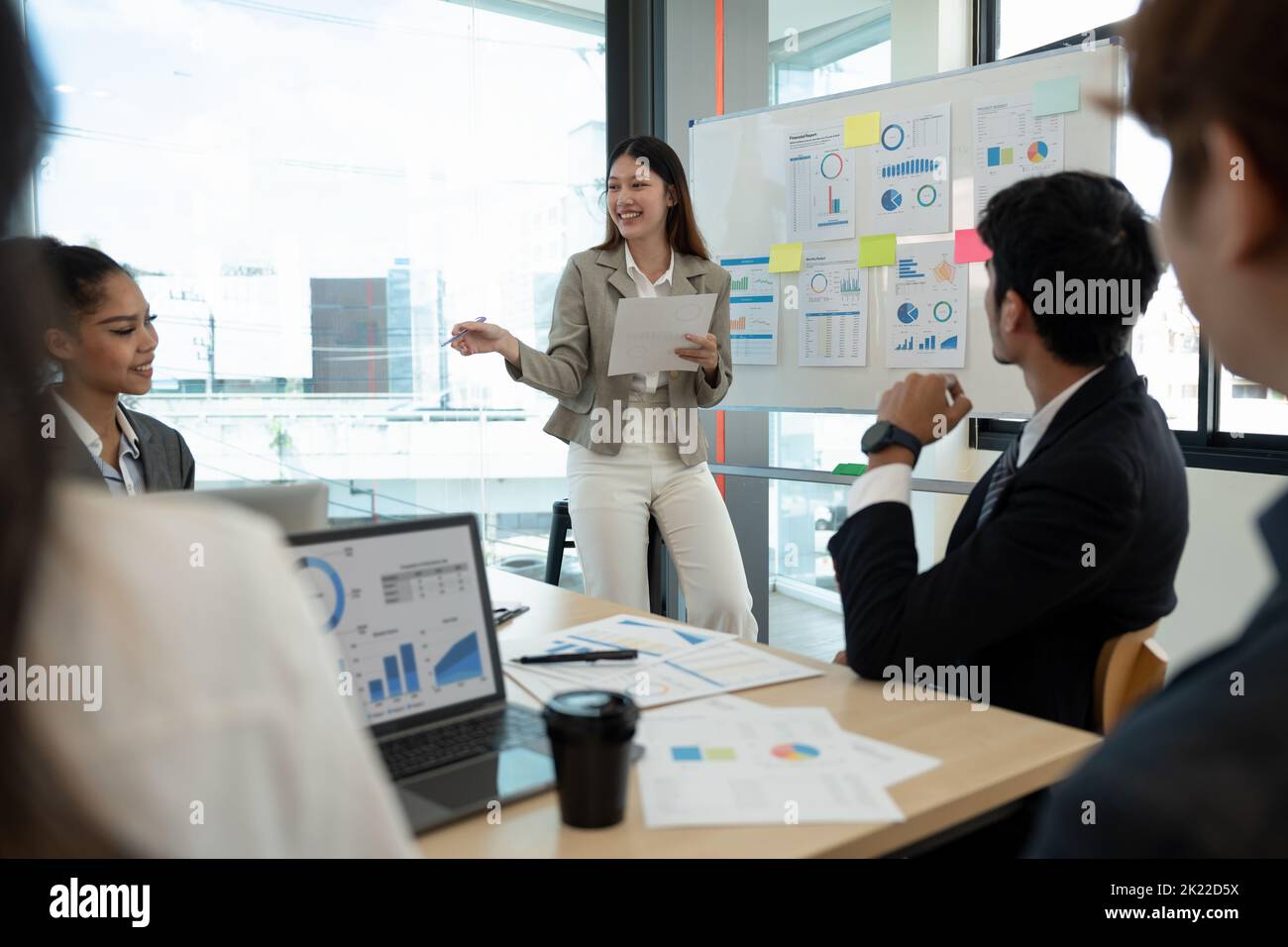 Verschiedene Mitarbeiter des Geschäftsteams und die Chefin diskutieren die Unterlagen zur Überprüfung von Finanzergebnis teilen Ideen Brainstorming Zusammenarbeit Arbeiten in Teamarbeit bei Stockfoto