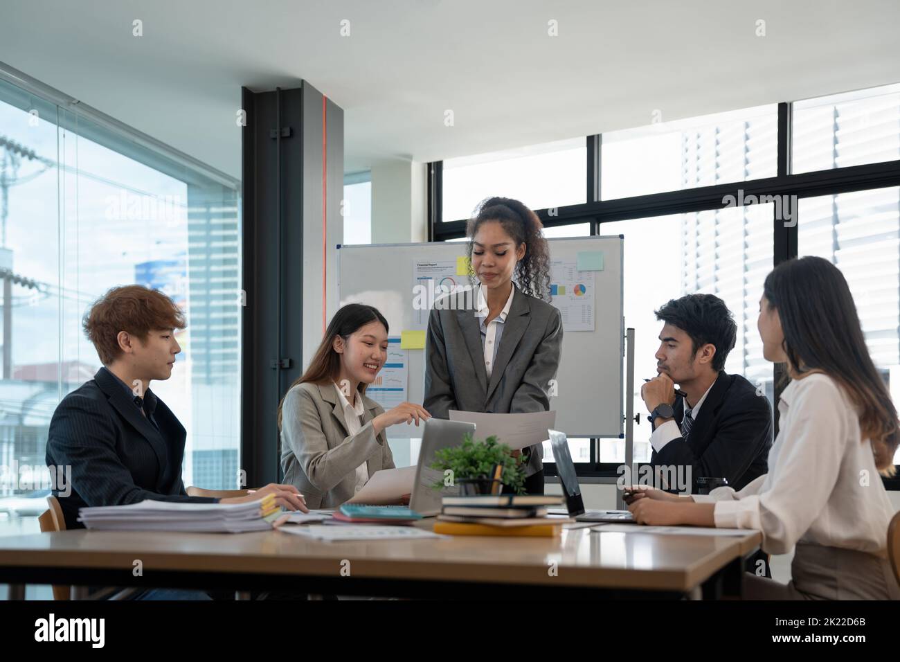 Verschiedene Mitarbeiter des Geschäftsteams besprechen Unterlagen zur Überprüfung von Finanzergebnis teilen Ideen teilen Brainstorming Arbeiten Sie in Teamarbeit am Gruppenbriefing-Tisch. Stockfoto