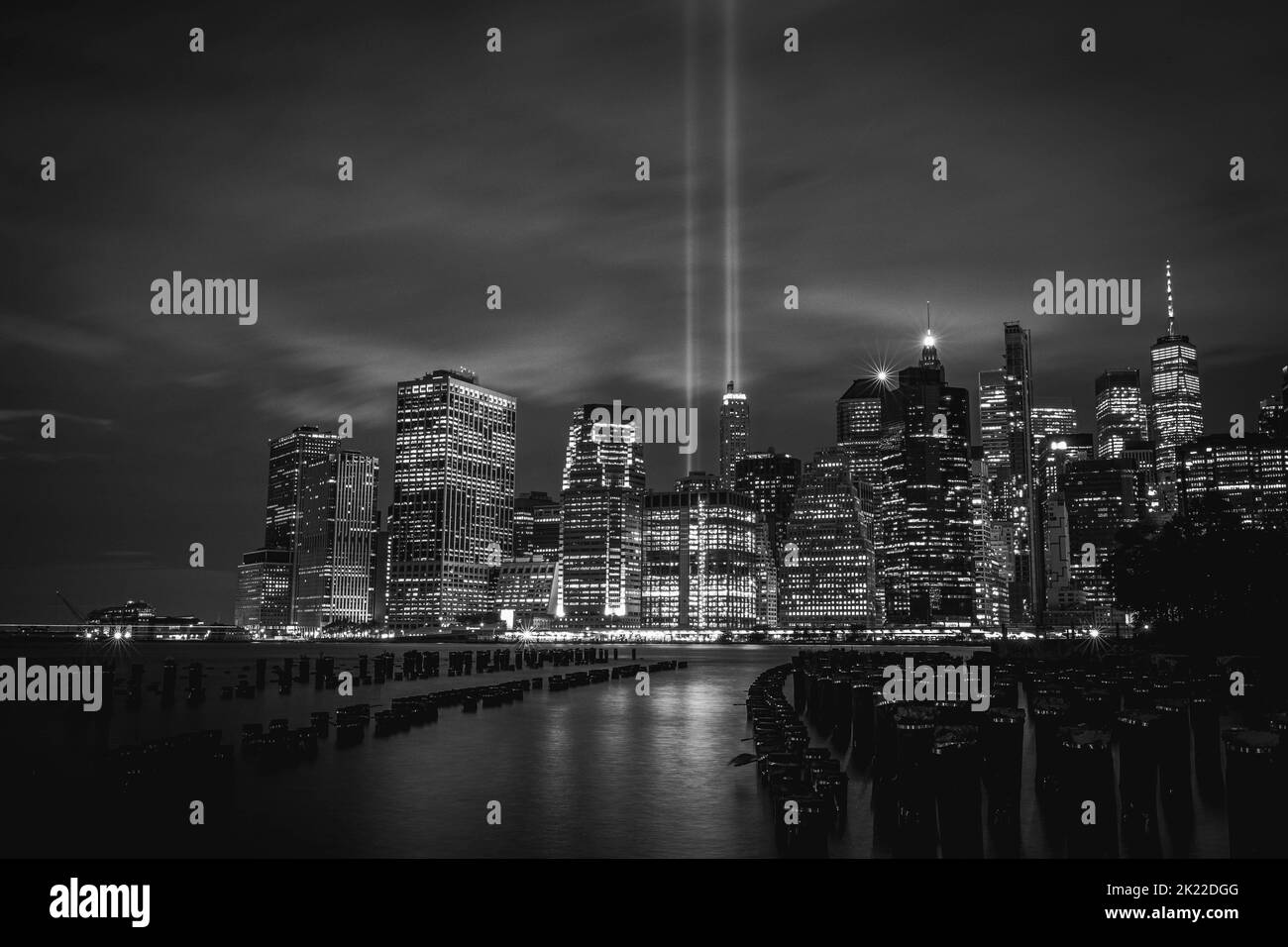 Eine malerische Aussicht auf die Skyline von New York, die bei Nacht in Graustufen aufgenommen wurde Stockfoto