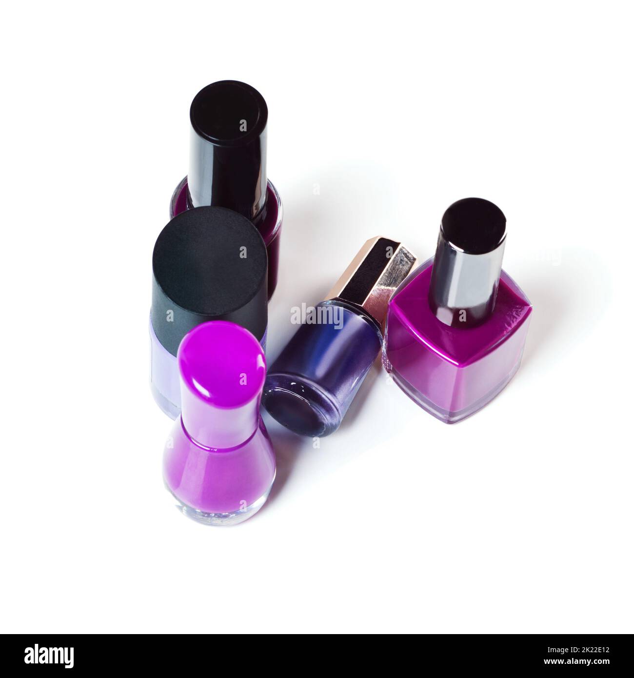 Füge etwas Lila in deine Schönheit ein. Studioaufnahme von bunten Nagellack-Flaschen. Stockfoto
