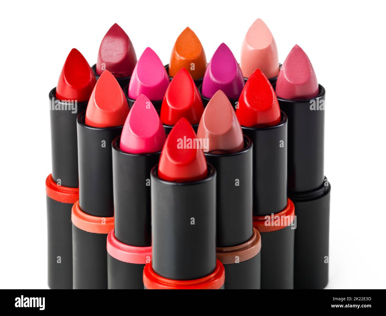 Das sind die besten Farben der Saison. Eine isolierte Aufnahme von verschiedenen farbigen Lippenstiften. Stockfoto