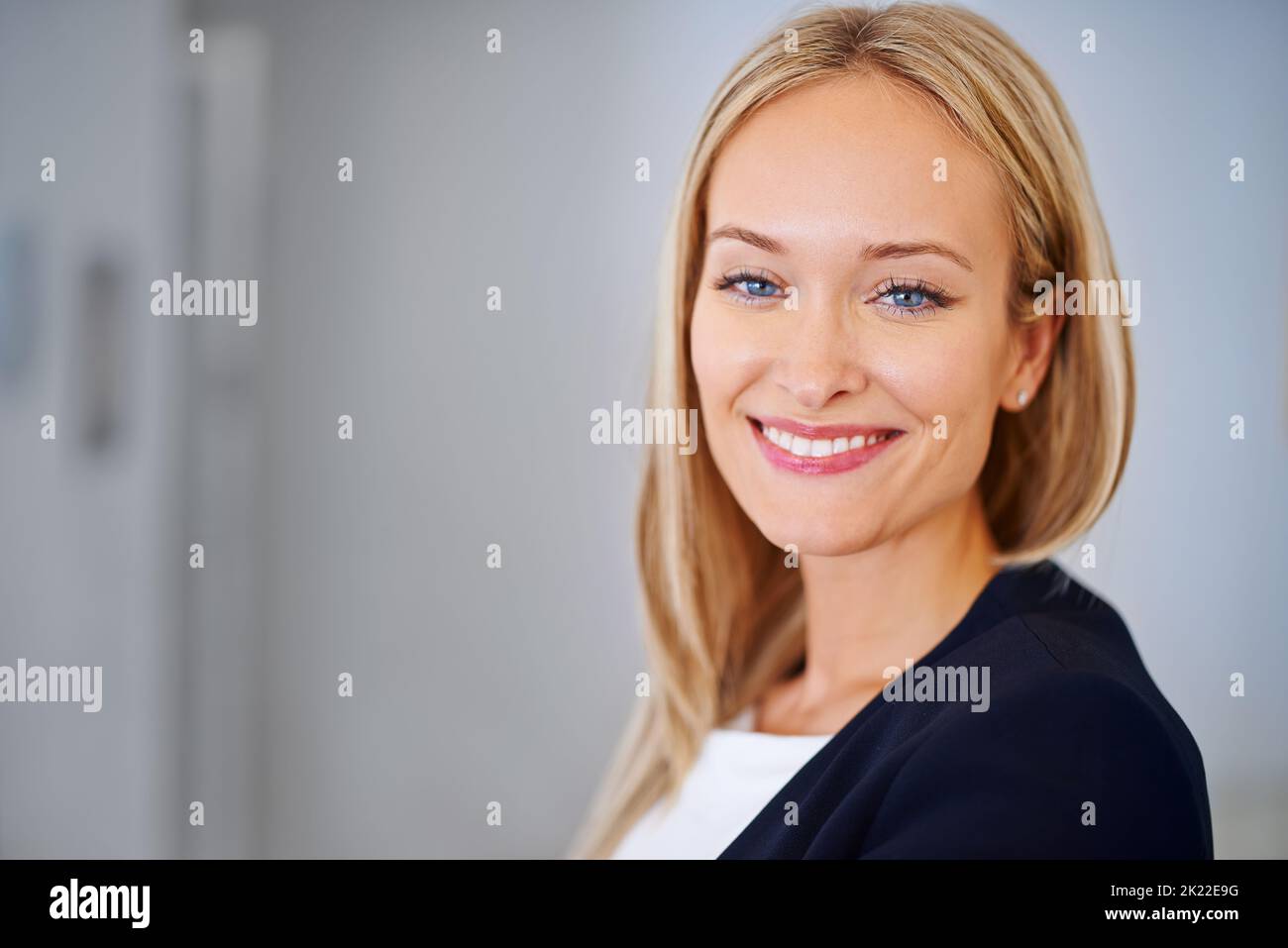 Shes ein selbstgemachter Erfolg. Gut gekleidete Frau, die auf die Kamera schaut. Stockfoto