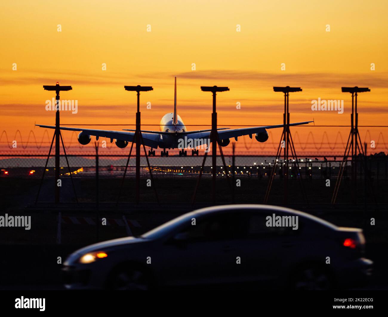 Richmond, British Columbia, Kanada. 21. September 2022. British Airways Airbus A380 Jetliner (G-XLEB) landet in der Dämmerung, Vancouver International Airport. (Bild: © Bayne Stanley/ZUMA Press Wire) Stockfoto