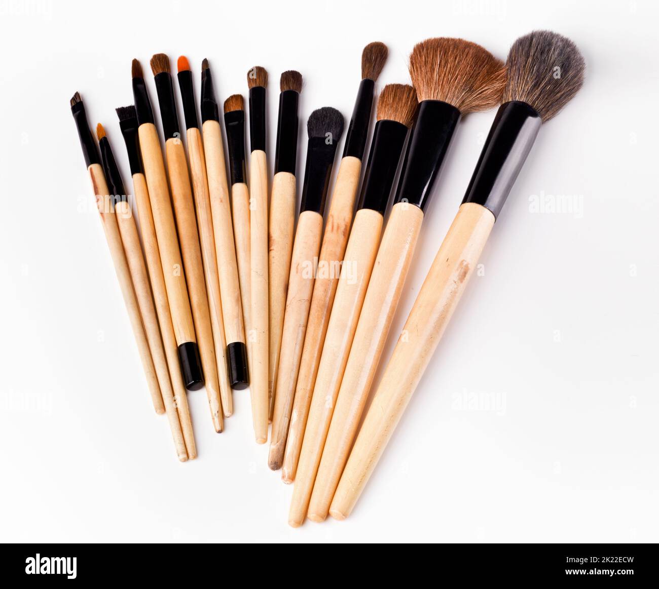 Die Werkzeuge für die Konstruktion von Schönheit. Studioaufnahme eines Sets von Make-up-Bürsten, die vor weißem Hintergrund ausgestreut sind. Stockfoto