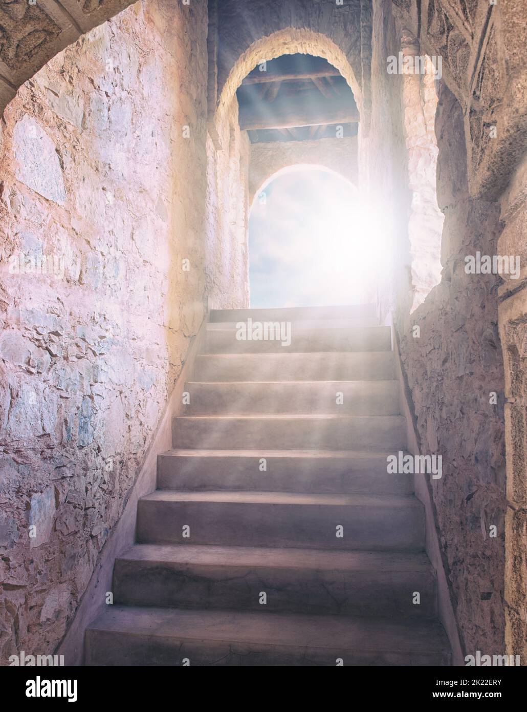 Die Treppe zur Ewigkeit. Eine Treppe und eine Tür zum Himmel. Stockfoto
