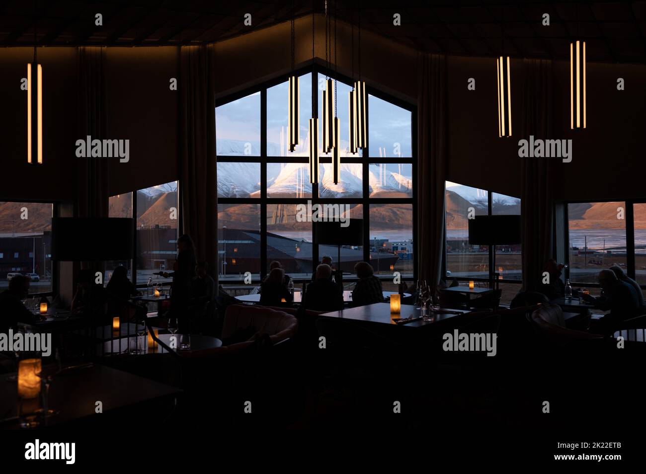Pyramiden, Norwegen. 10. September 2022. Gäste können im Nansen Restaurant des Radisson Blu Polar Hotels Platz nehmen. Quelle: Sebastian Kahnert/dpa/Alamy Live News Stockfoto